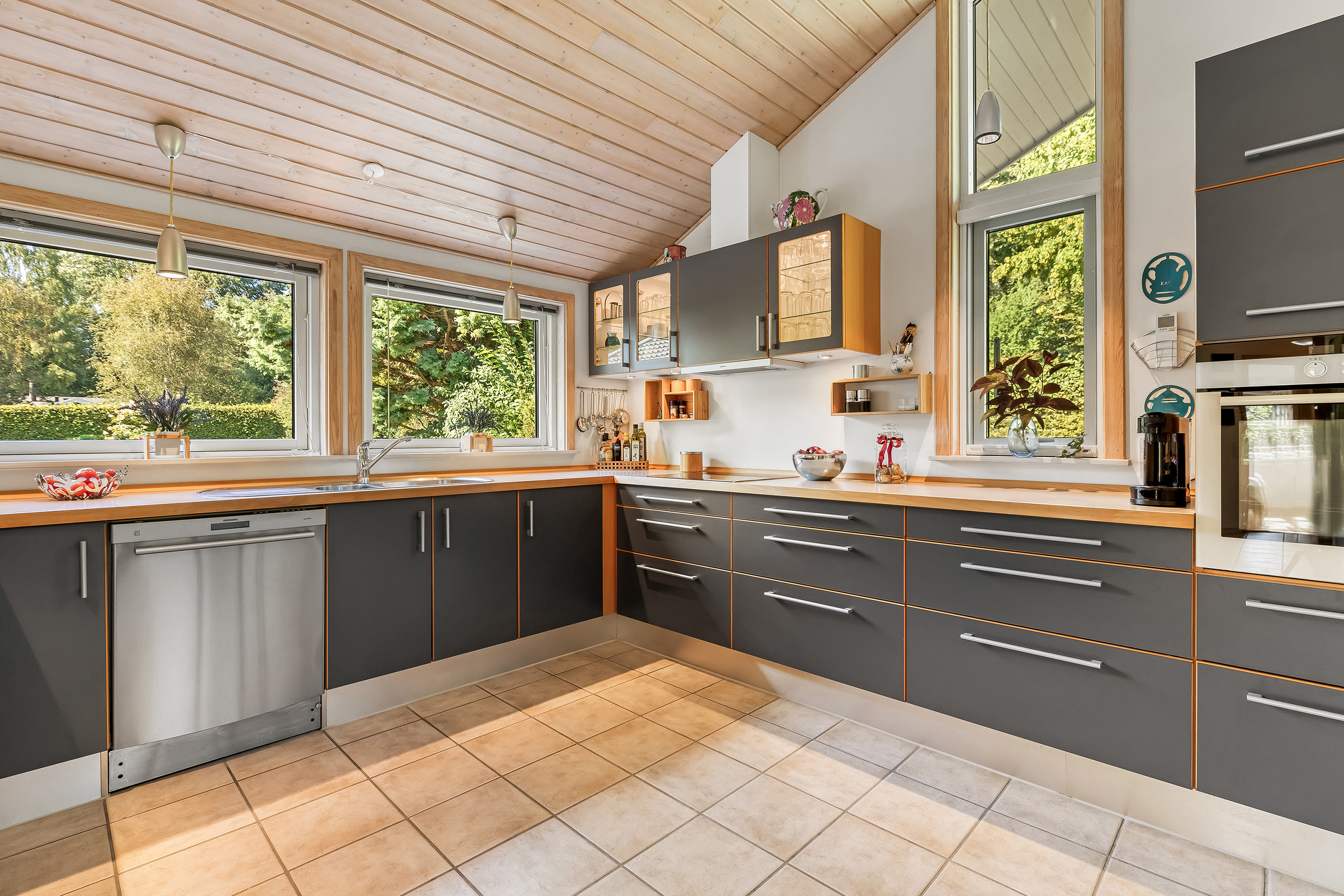 Fremhævet køkken billede i fuldskærmstilstand. Billede af Karl Andersens Vej 24, Rågeleje, 3210 Vejby