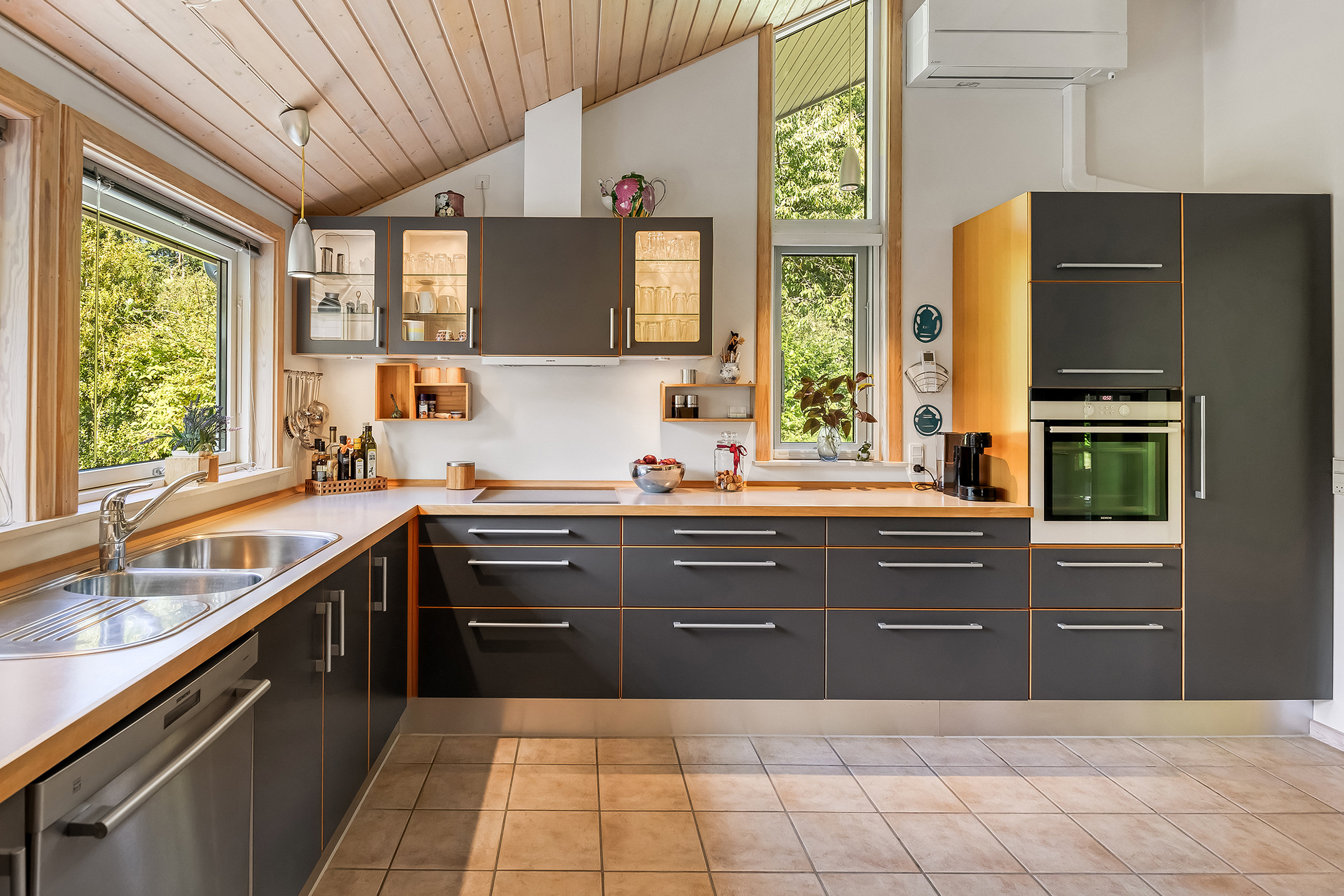 Fremhævet køkken billede i fuldskærmstilstand. Billede af Karl Andersens Vej 24, Rågeleje, 3210 Vejby