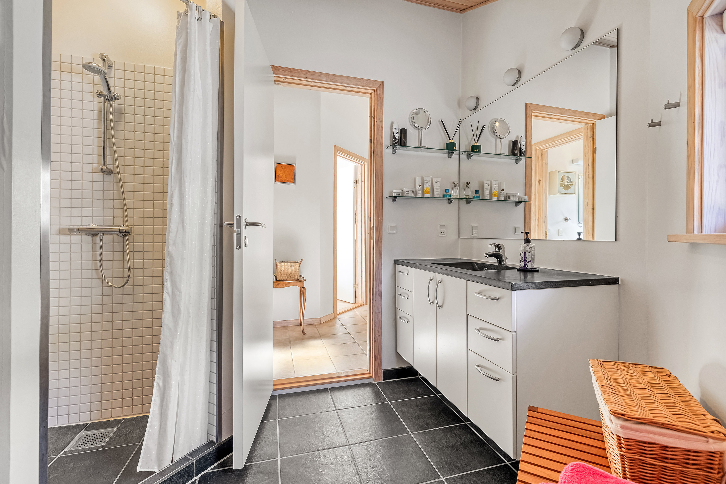 Fremhævet badeværelse billede i fuldskærmstilstand. Billede af Karl Andersens Vej 24, Rågeleje, 3210 Vejby