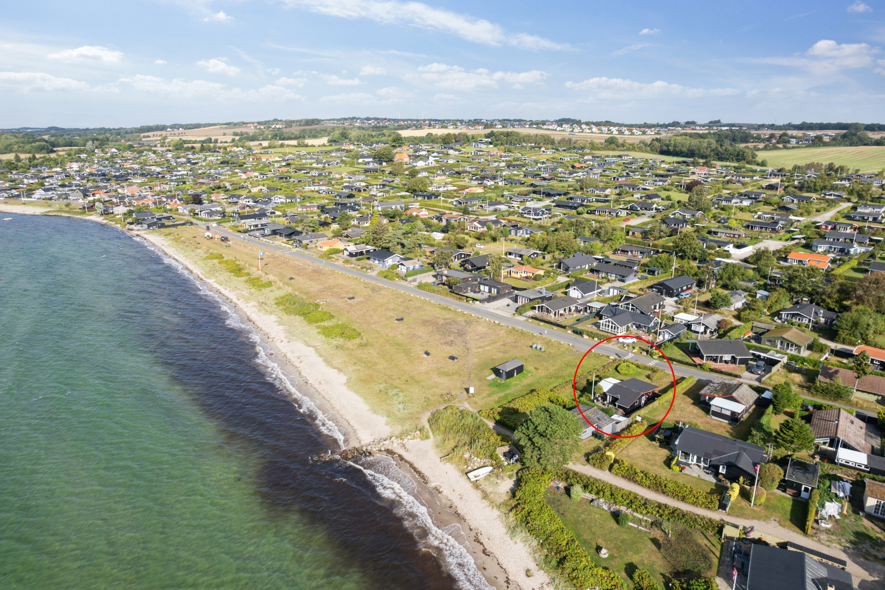 Fremhævet luftfoto billede i fuldskærmstilstand. Billede af Strandvejen 23A, 8410 Rønde