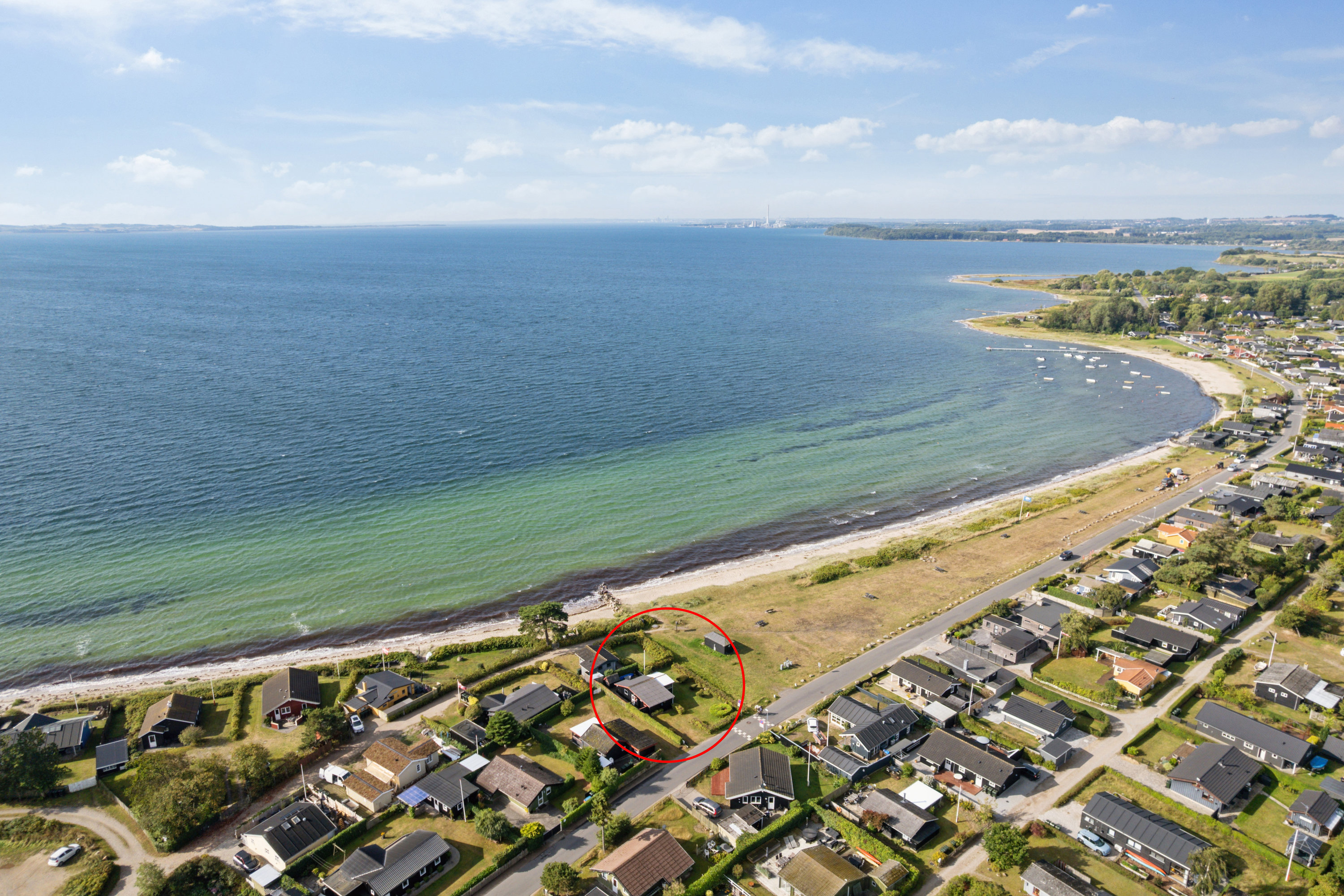 Fremhævet luftfoto billede i fuldskærmstilstand. Billede af Strandvejen 23A, 8410 Rønde