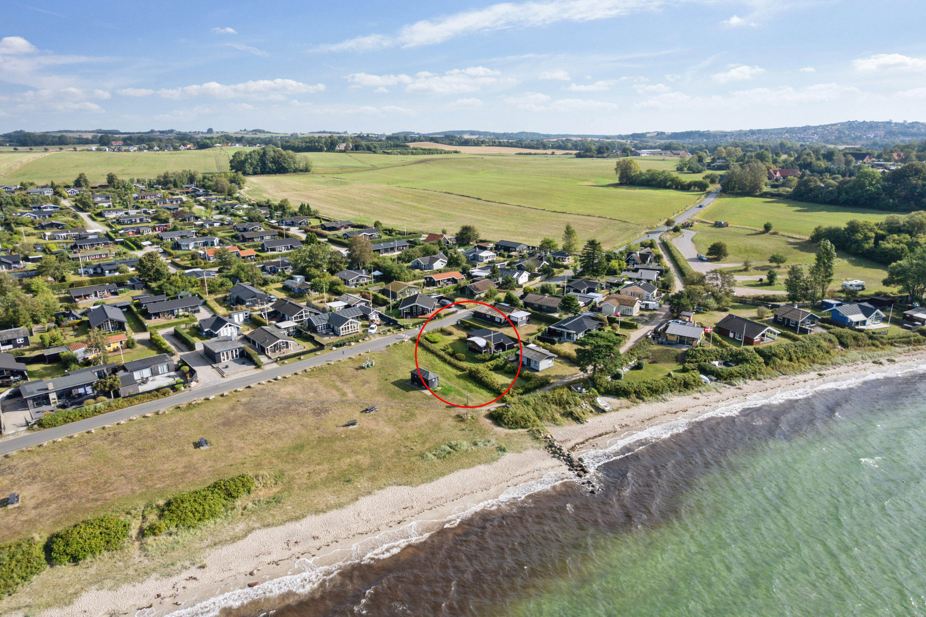 Fremhævet luftfoto billede i fuldskærmstilstand. Billede af Strandvejen 23A, 8410 Rønde