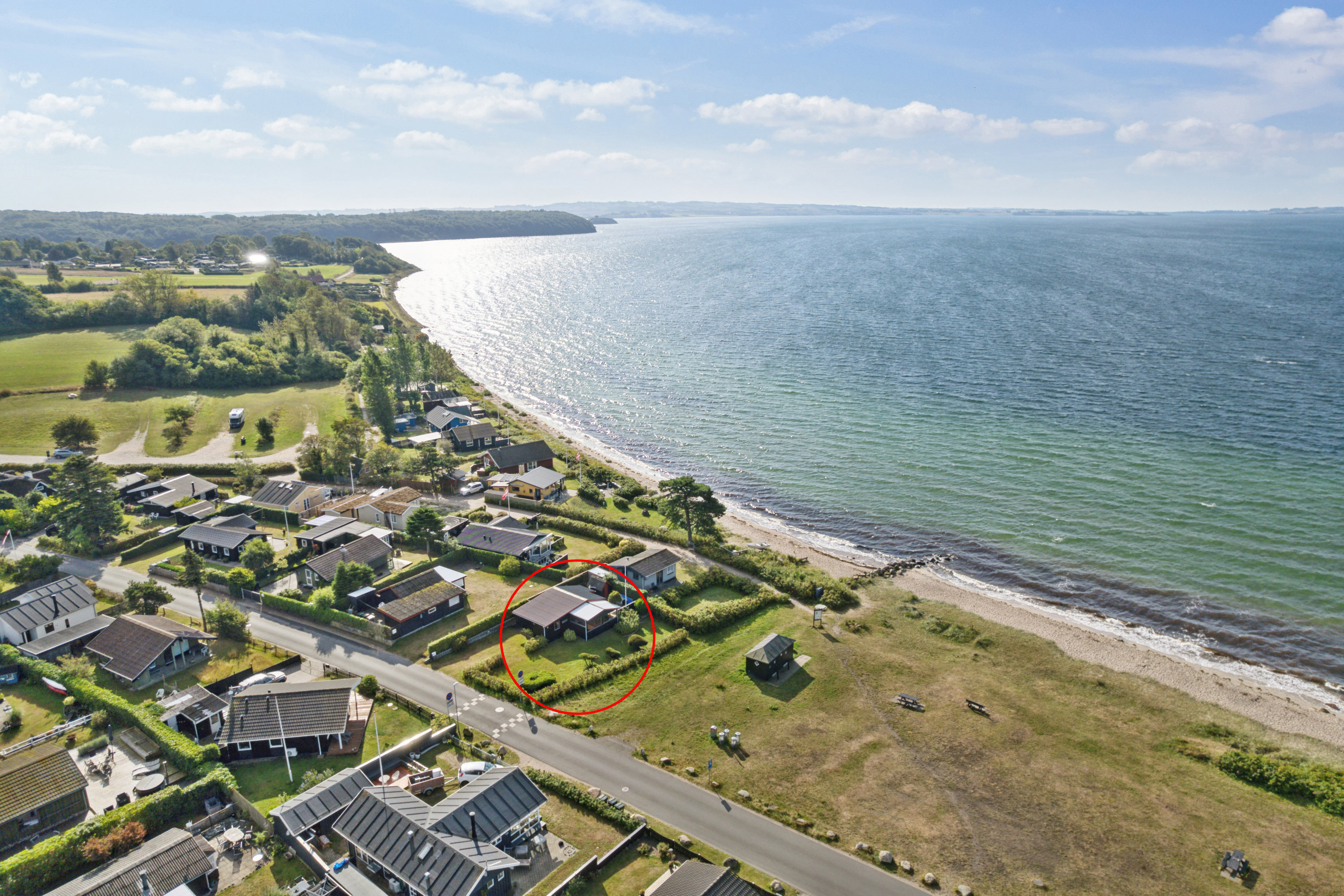 Fremhævet luftfoto billede i fuldskærmstilstand. Billede af Strandvejen 23A, 8410 Rønde