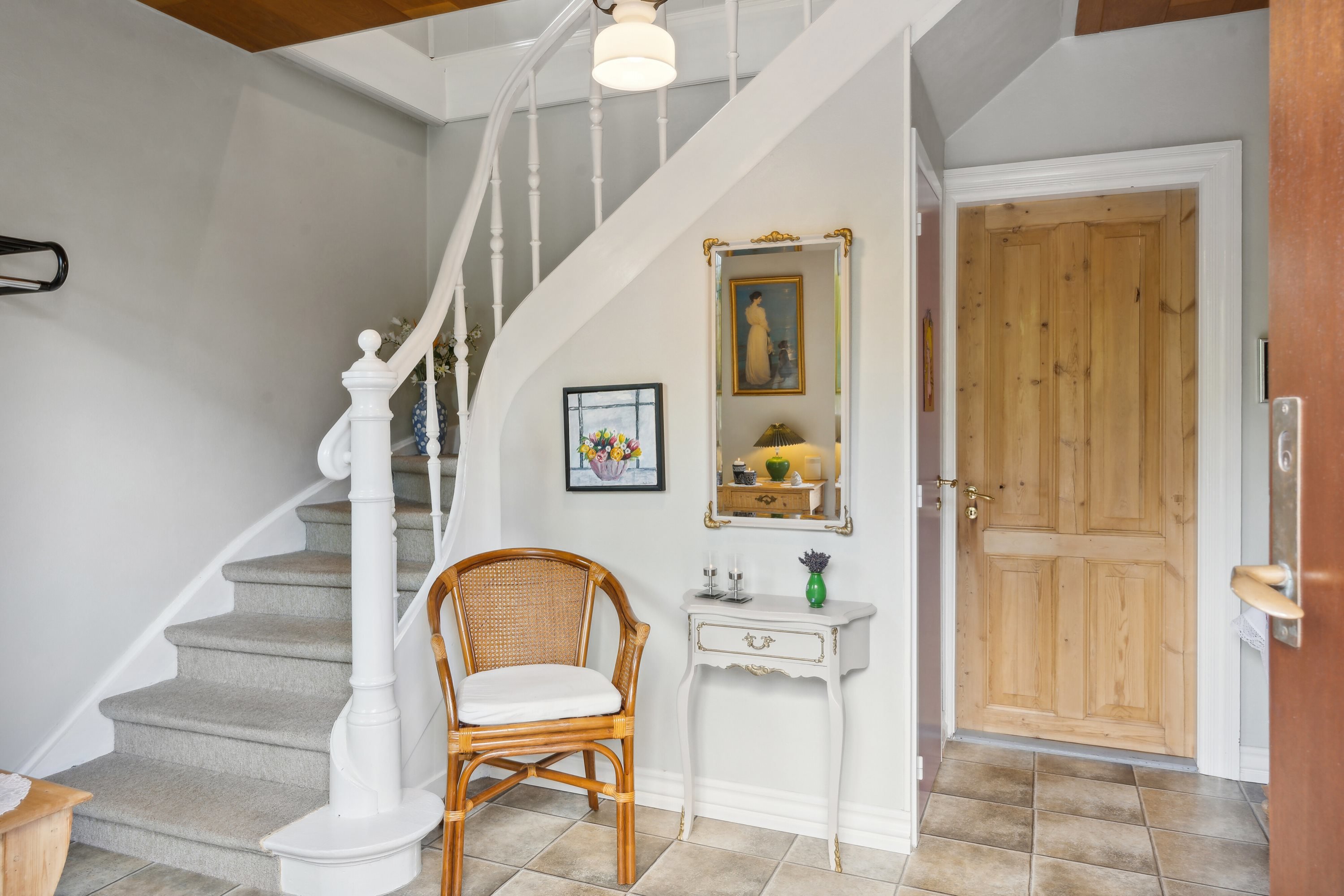 Fremhævet trappeopgang billede i fuldskærmstilstand. Billede af Borgergade 9, 8883 Gjern