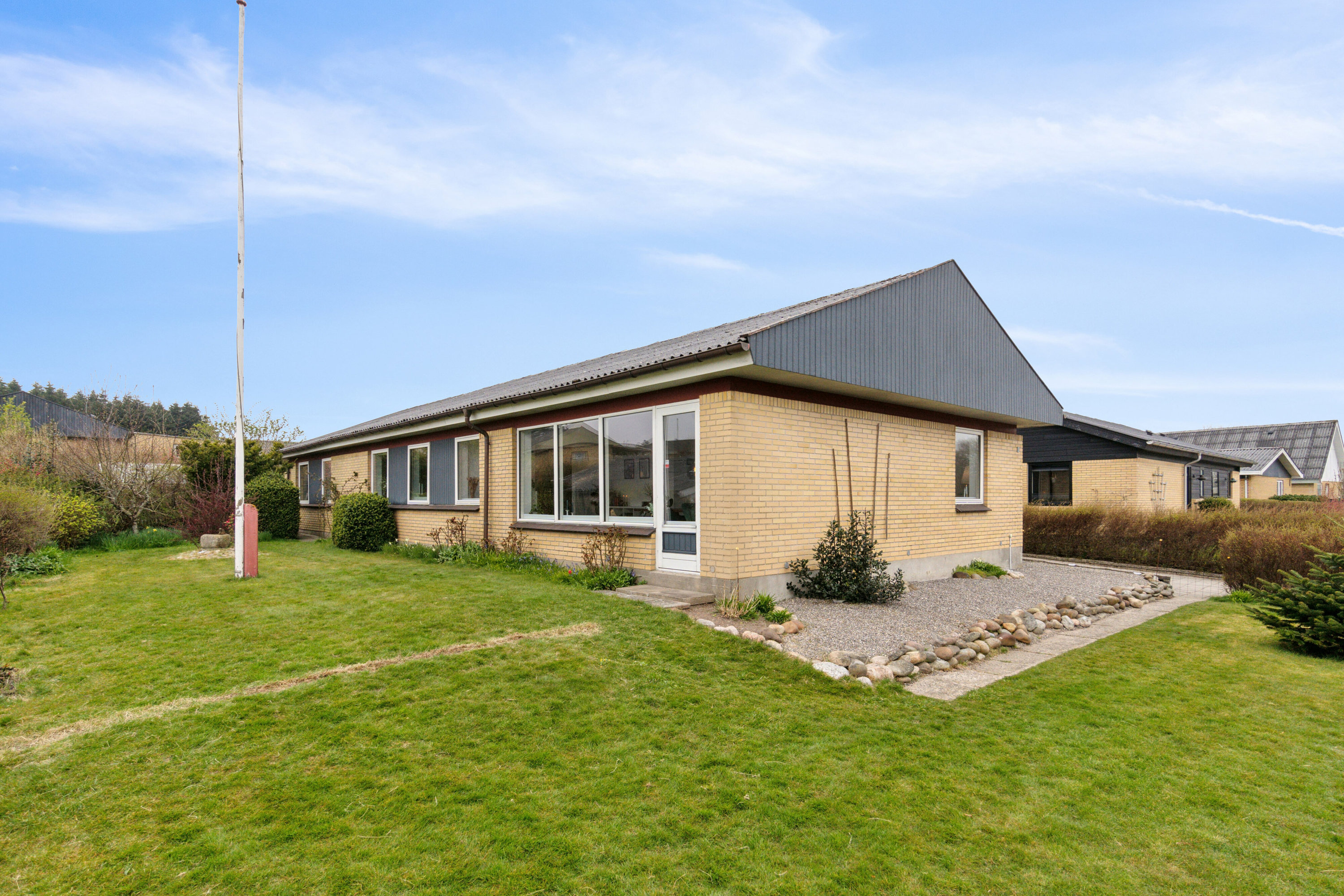 Miniaturebillede 1: set fra vejen. Billede af Lærkevej 8, 7760 Hurup Thy