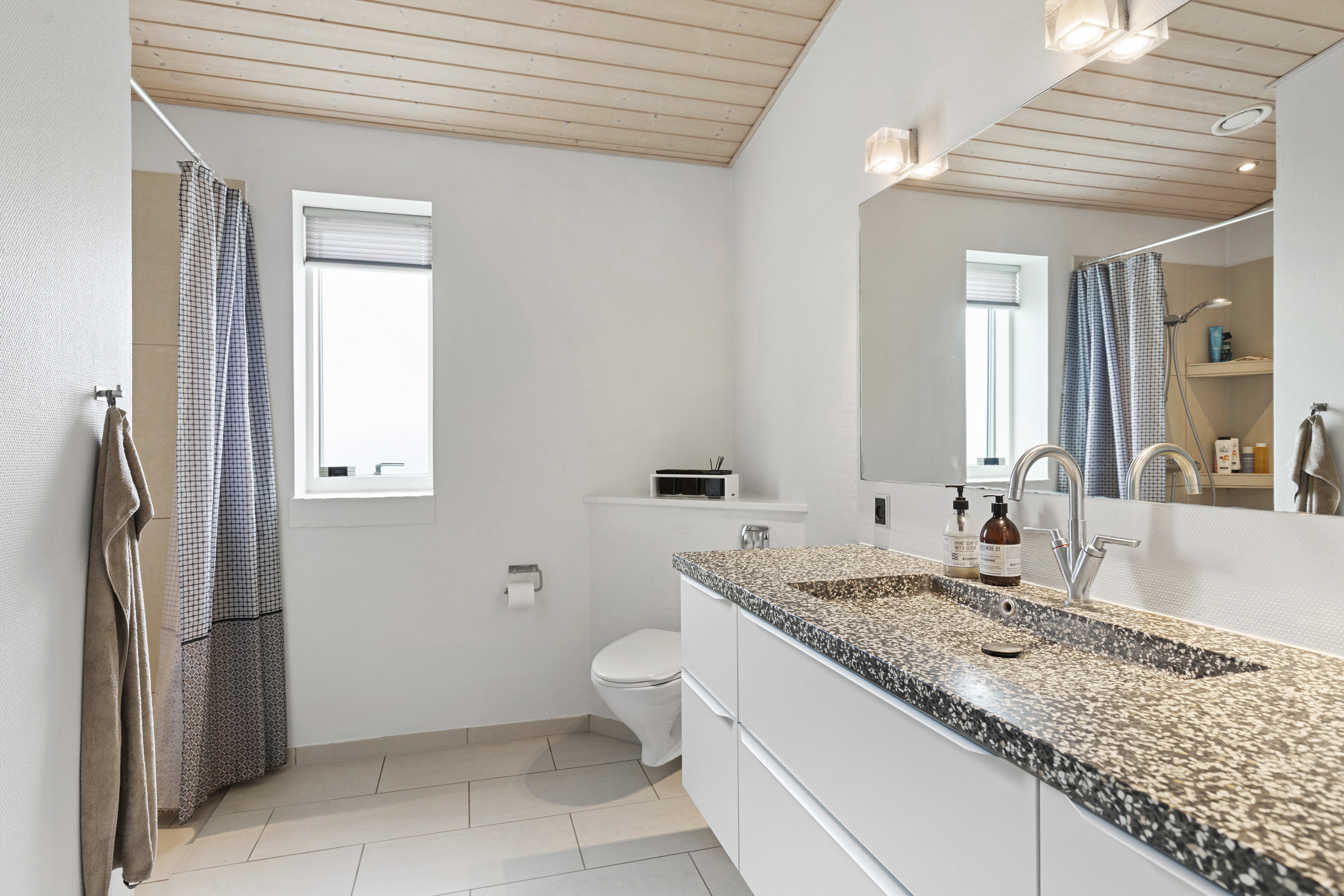 Fremhævet badeværelse billede i fuldskærmstilstand. Billede af Ådalen 125, 9700 Brønderslev