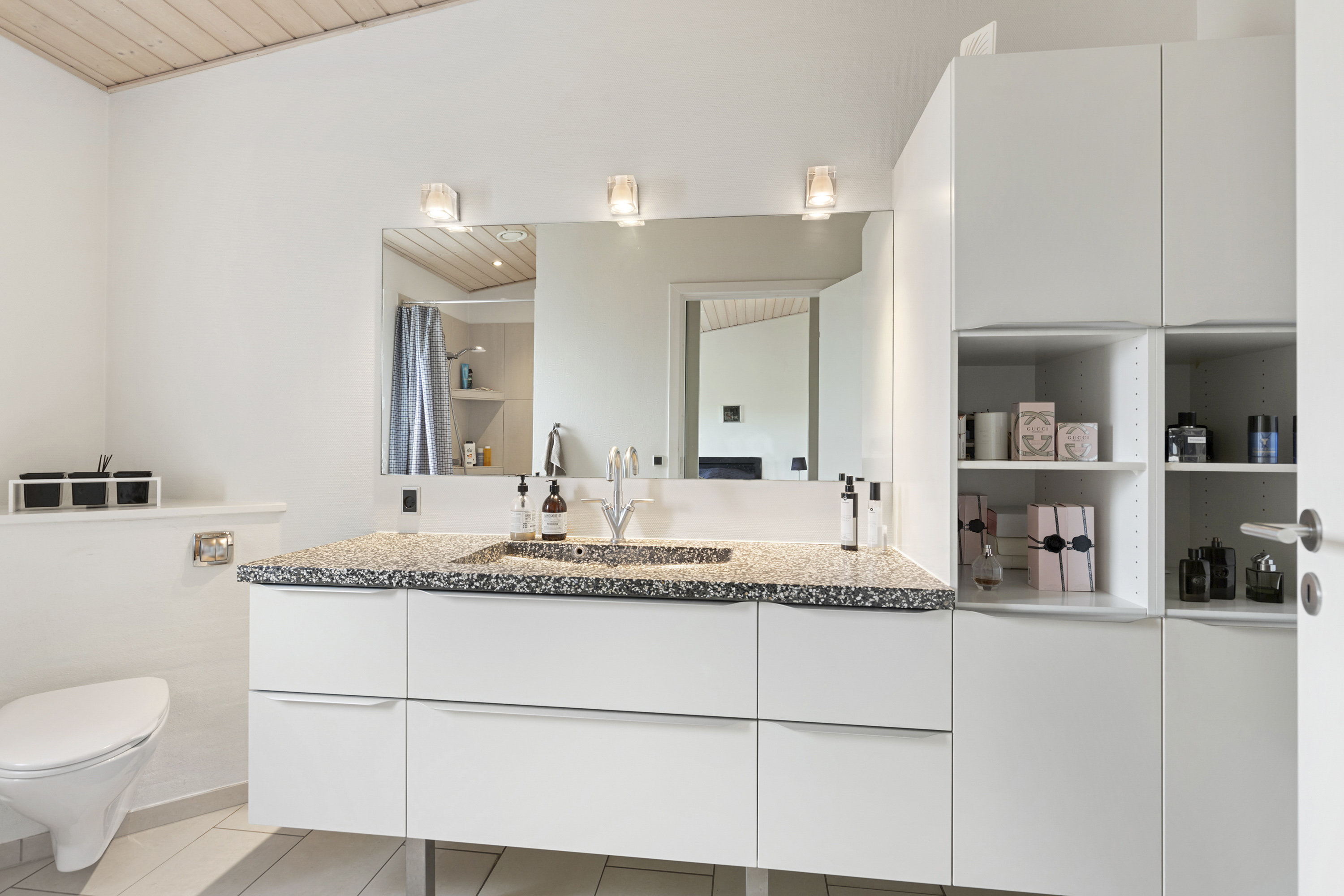 Fremhævet badeværelse billede i fuldskærmstilstand. Billede af Ådalen 125, 9700 Brønderslev