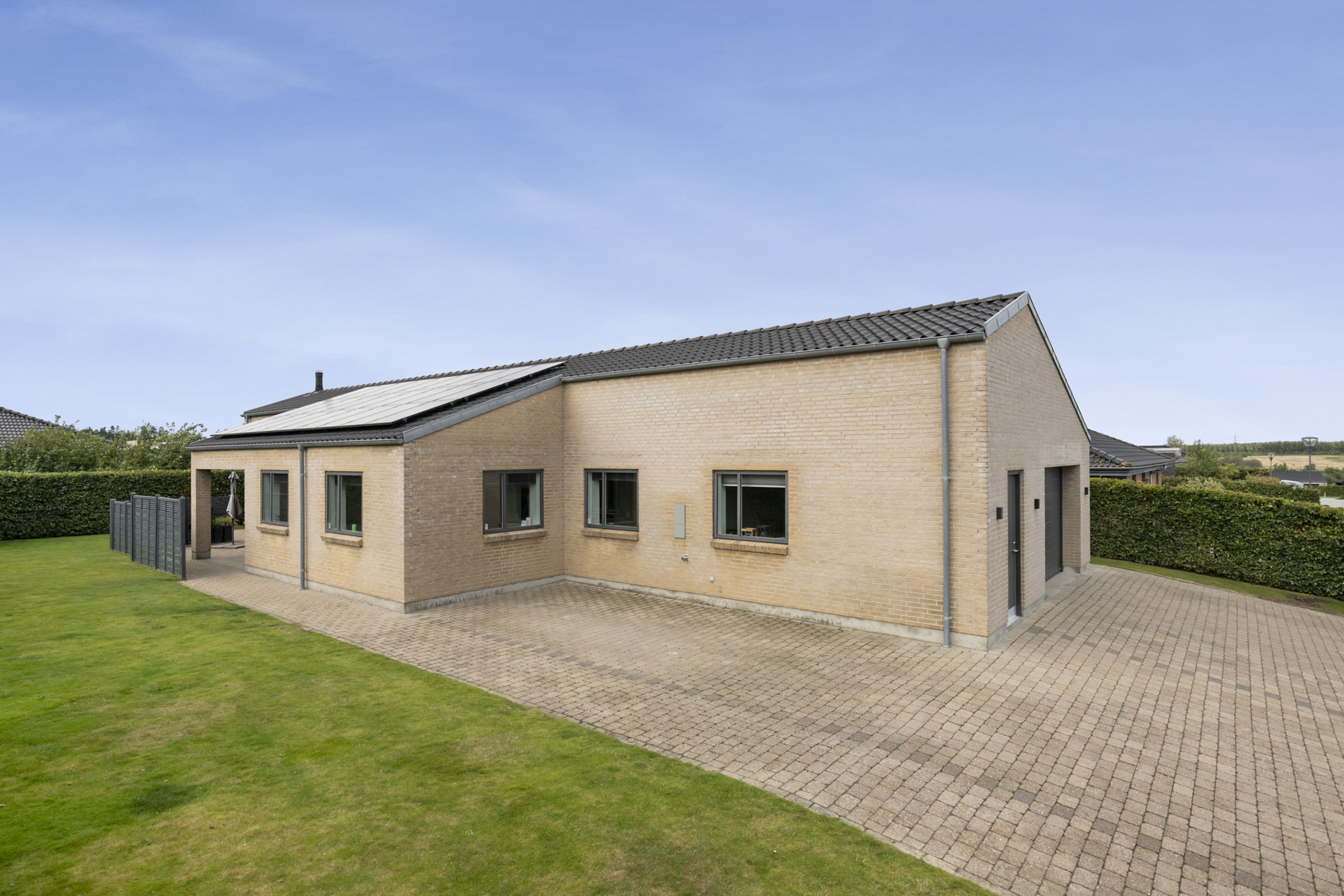 Fremhævet facade billede i fuldskærmstilstand. Billede af Ådalen 125, 9700 Brønderslev