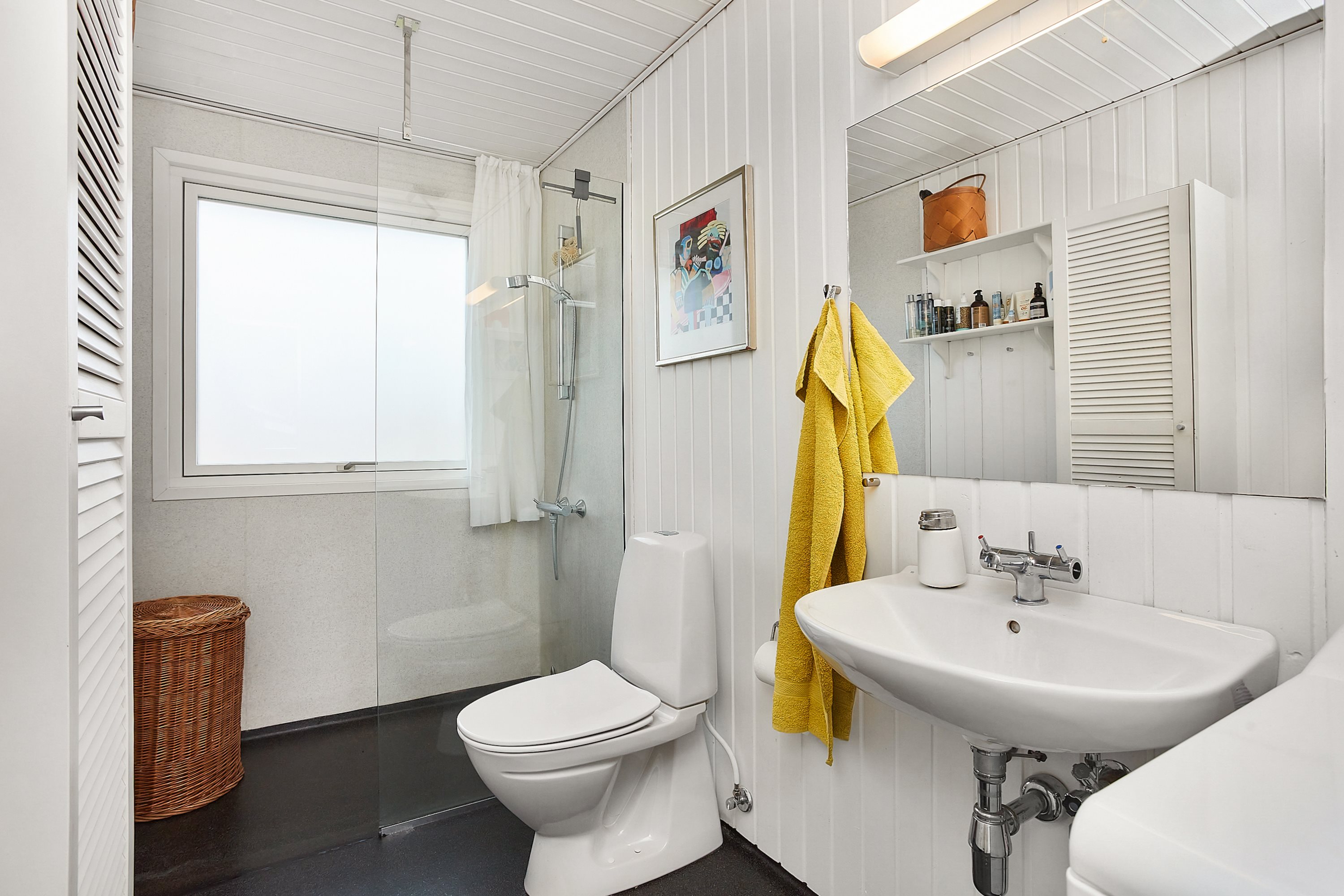 Fremhævet badeværelse billede i fuldskærmstilstand. Billede af Nørgårds Strand 35, Sønderby, 7130 Juelsminde