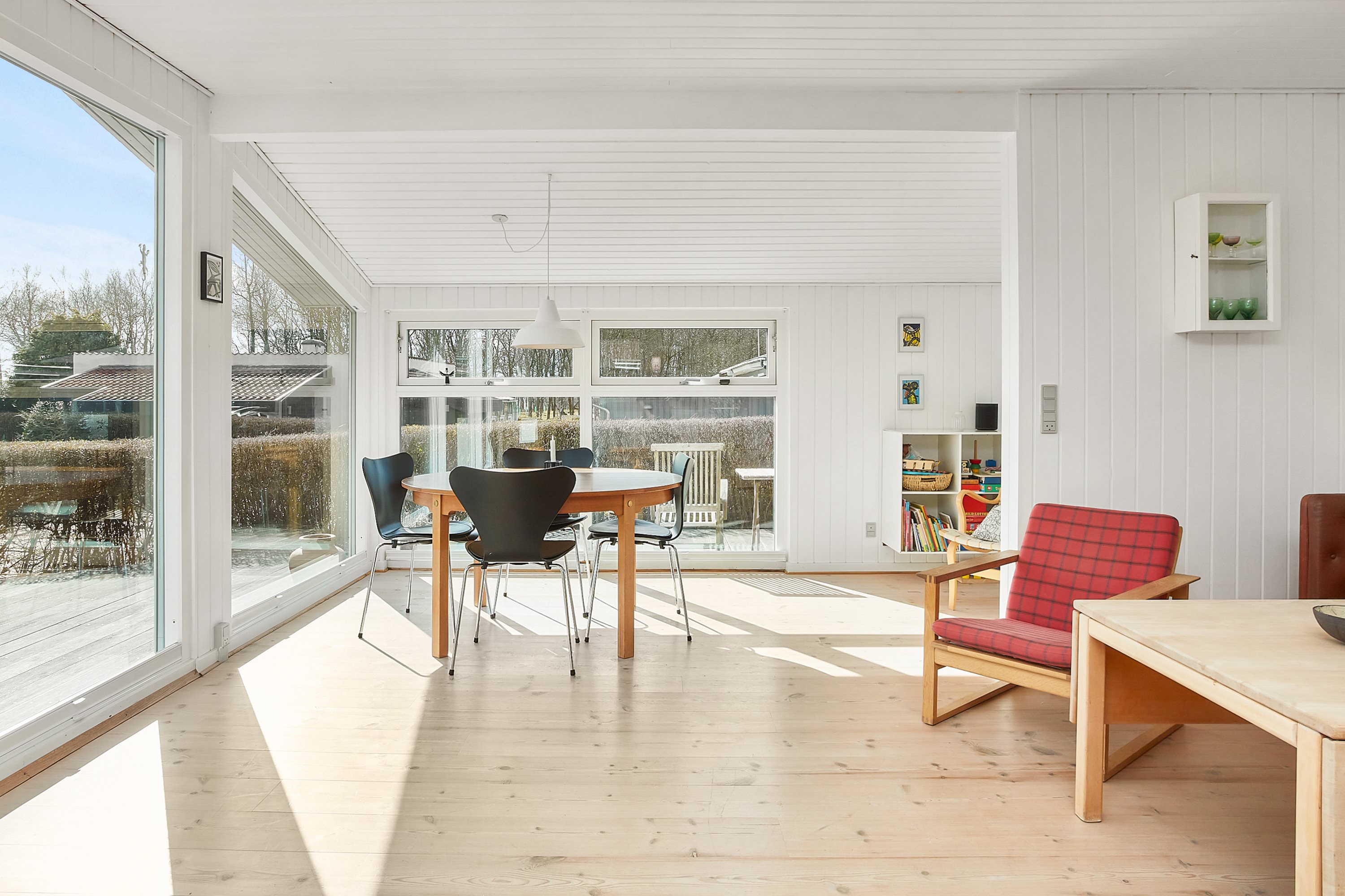 Fremhævet stue billede i fuldskærmstilstand. Billede af Nørgårds Strand 35, Sønderby, 7130 Juelsminde