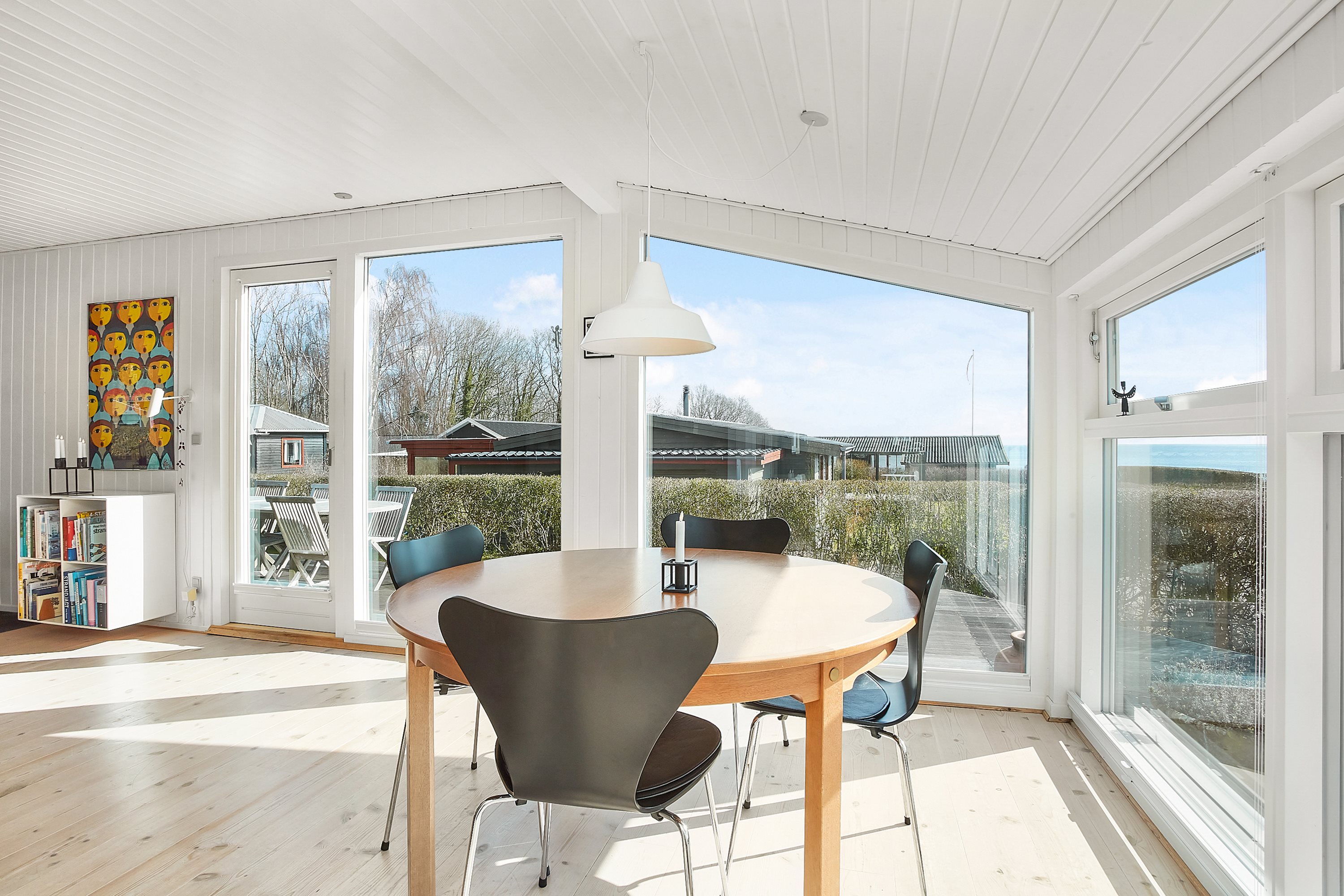 Fremhævet spiseplads billede i fuldskærmstilstand. Billede af Nørgårds Strand 35, Sønderby, 7130 Juelsminde