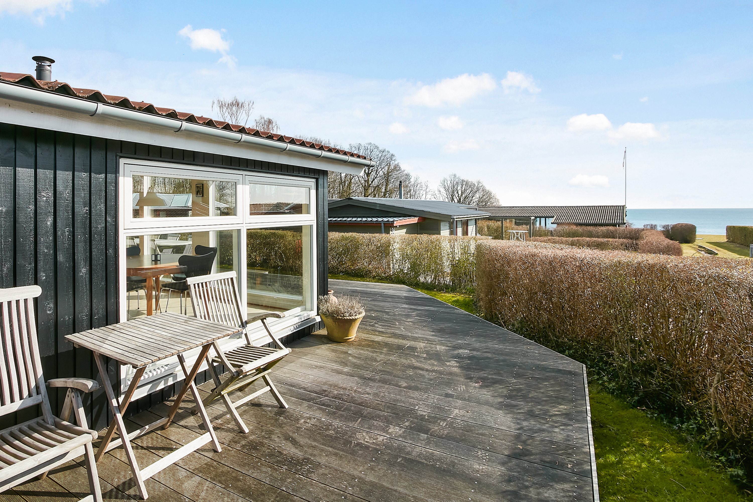 Fremhævet terrasse billede i fuldskærmstilstand. Billede af Nørgårds Strand 35, Sønderby, 7130 Juelsminde