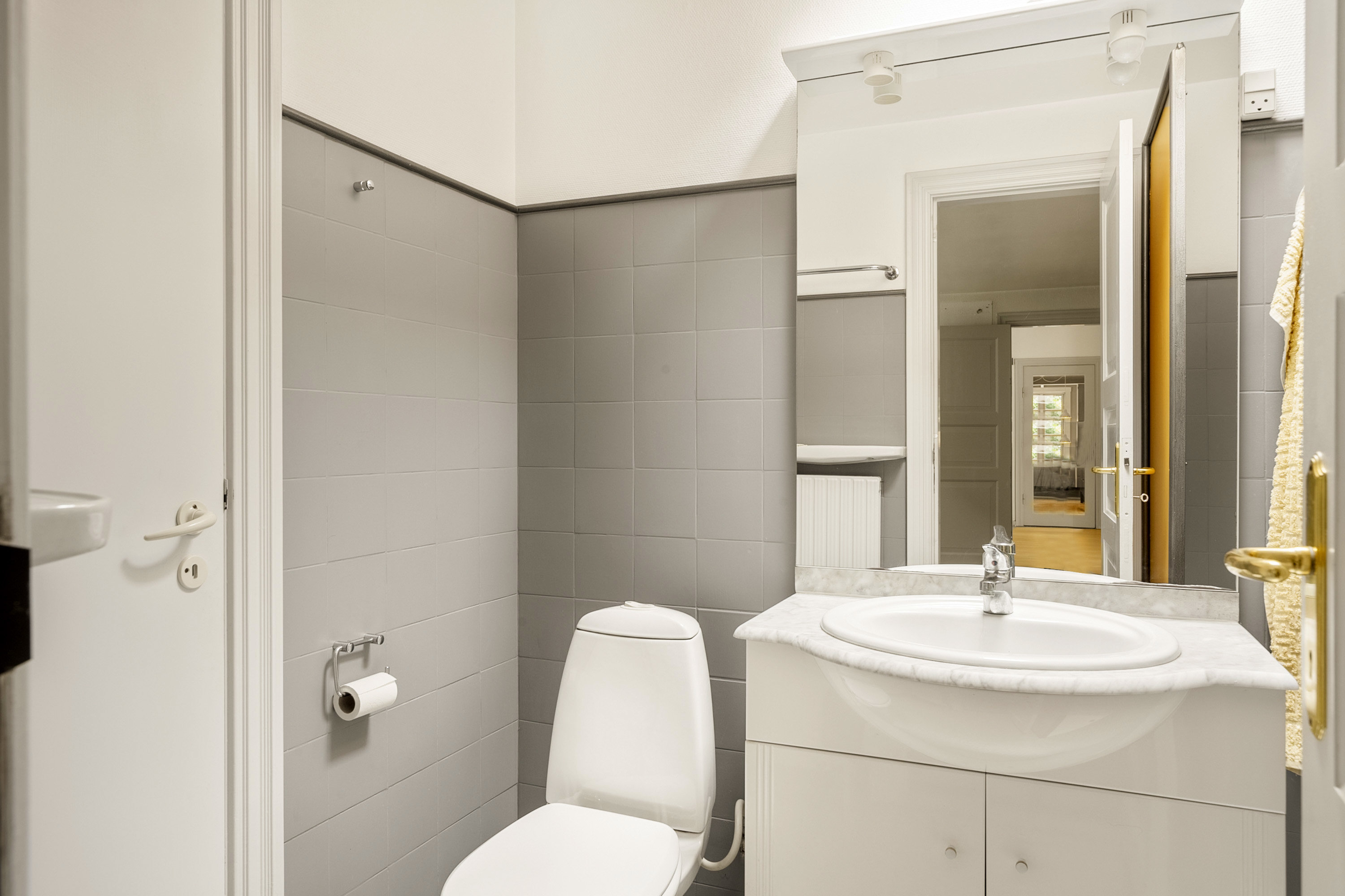 Fremhævet toilet billede i fuldskærmstilstand. Billede af Højholt 1, 6200 Aabenraa