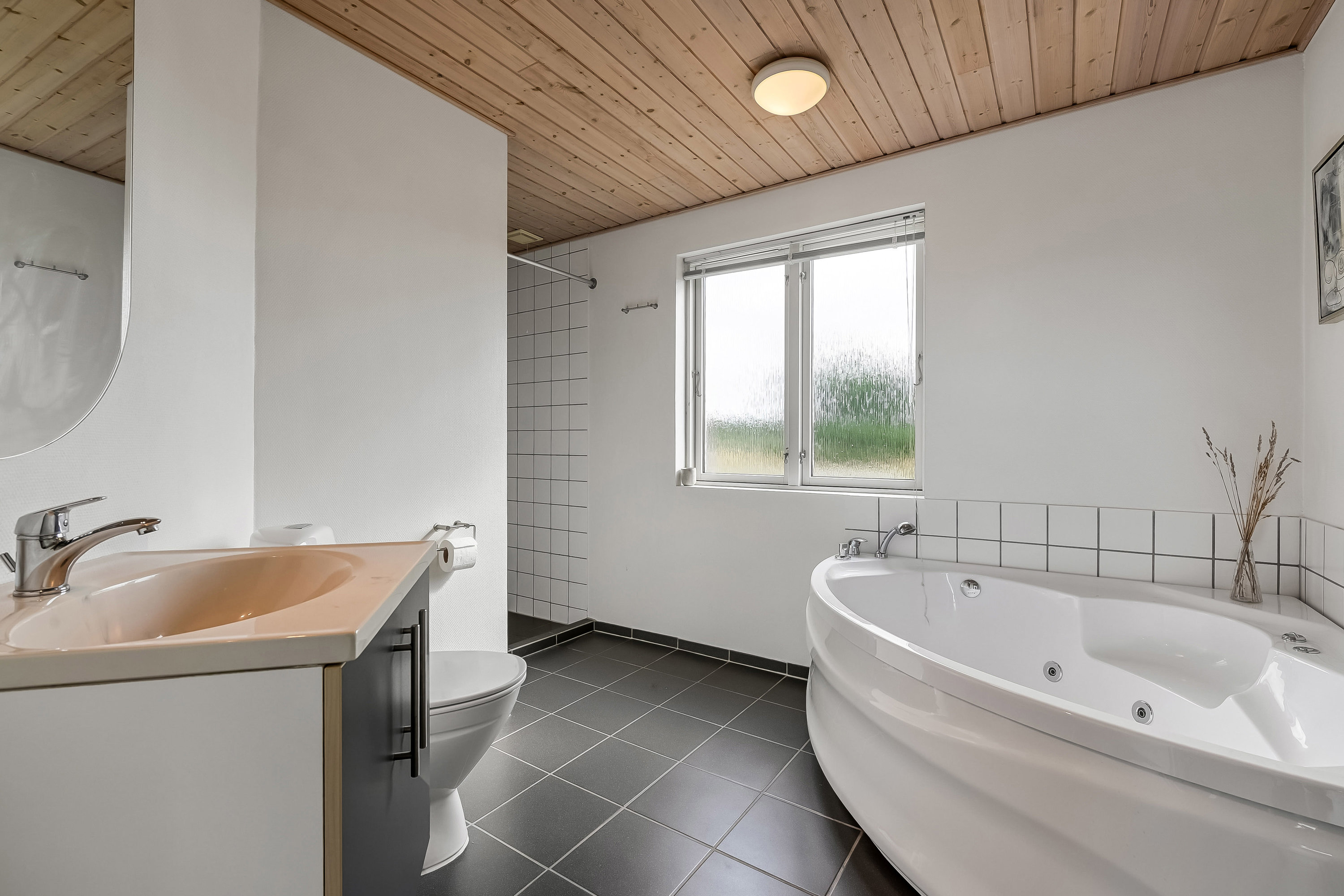 Fremhævet badeværelse billede i fuldskærmstilstand. Billede af Fjand Strand 29, 6990 Ulfborg