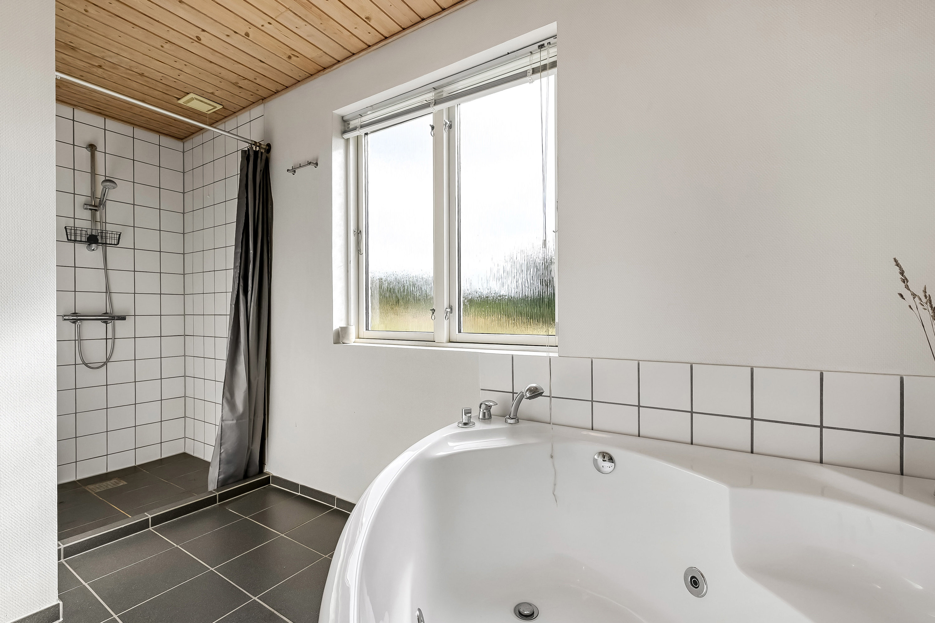 Fremhævet badeværelse billede i fuldskærmstilstand. Billede af Fjand Strand 29, 6990 Ulfborg