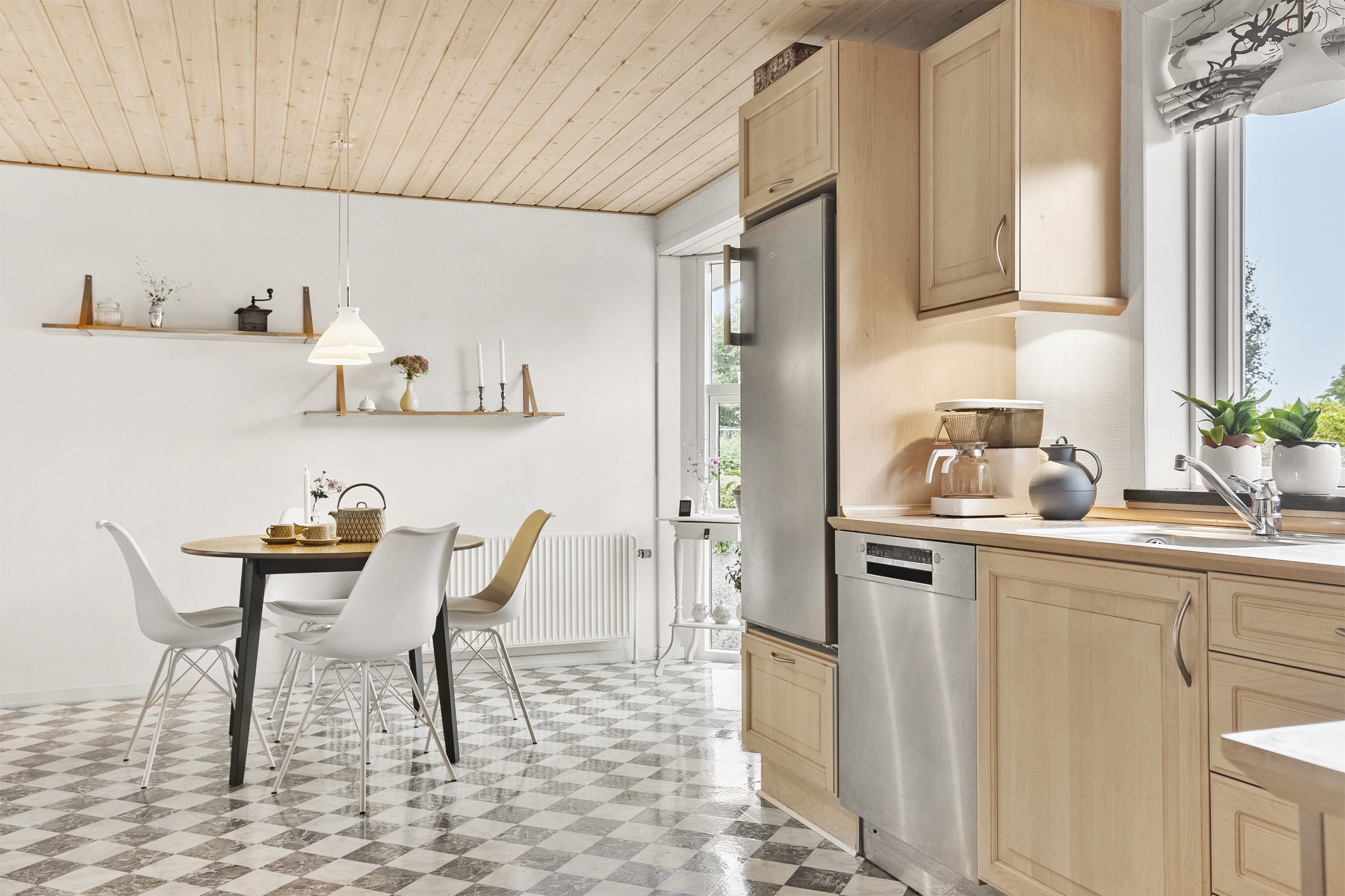 Fremhævet køkken/alrum billede i fuldskærmstilstand. Billede af Kornmarken 13, Foldingbro, 6650 Brørup