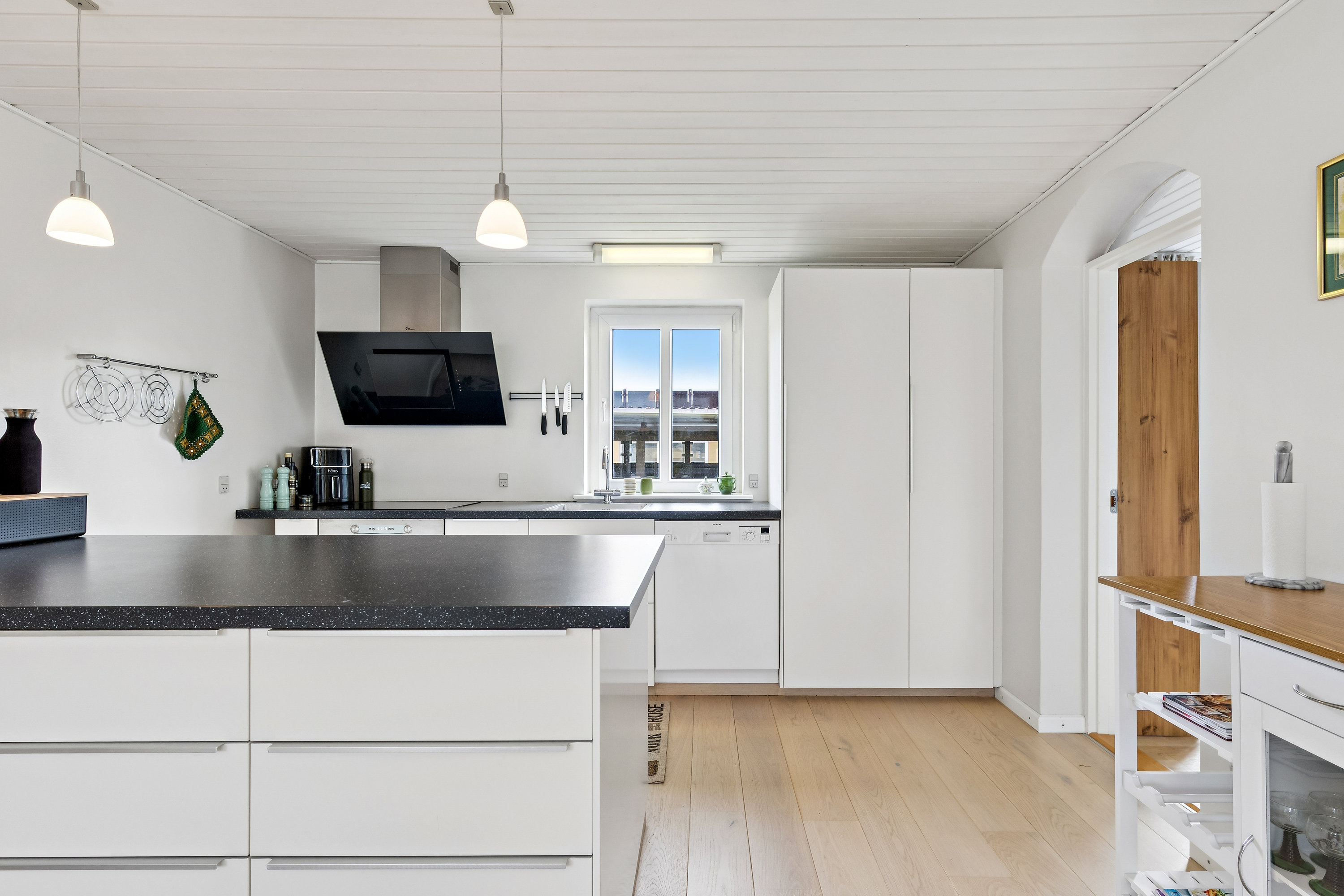 Fremhævet køkken billede i fuldskærmstilstand. Billede af Gl Krovej 1, Øster Hurup, 9560 Hadsund