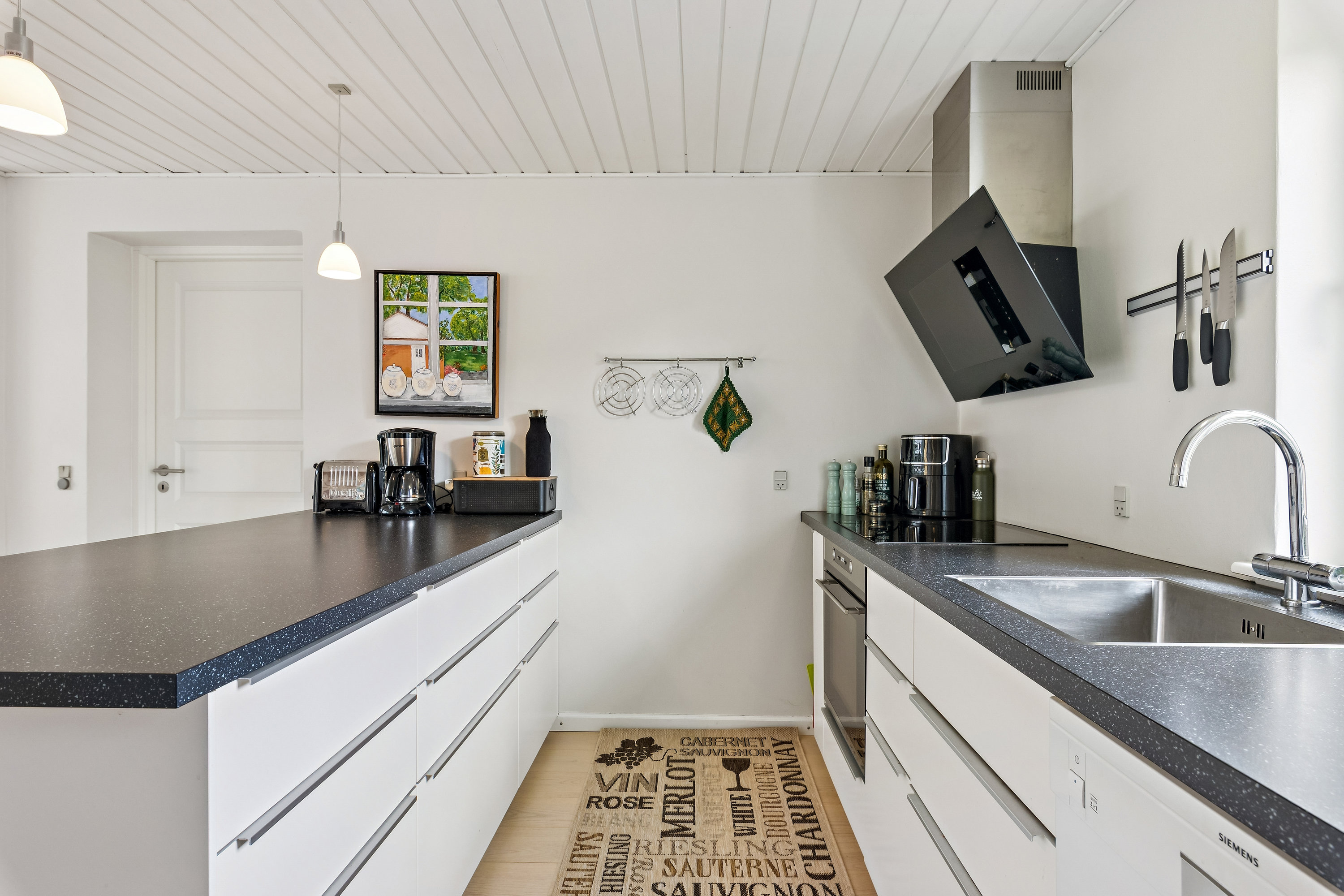 Fremhævet køkken billede i fuldskærmstilstand. Billede af Gl Krovej 1, Øster Hurup, 9560 Hadsund