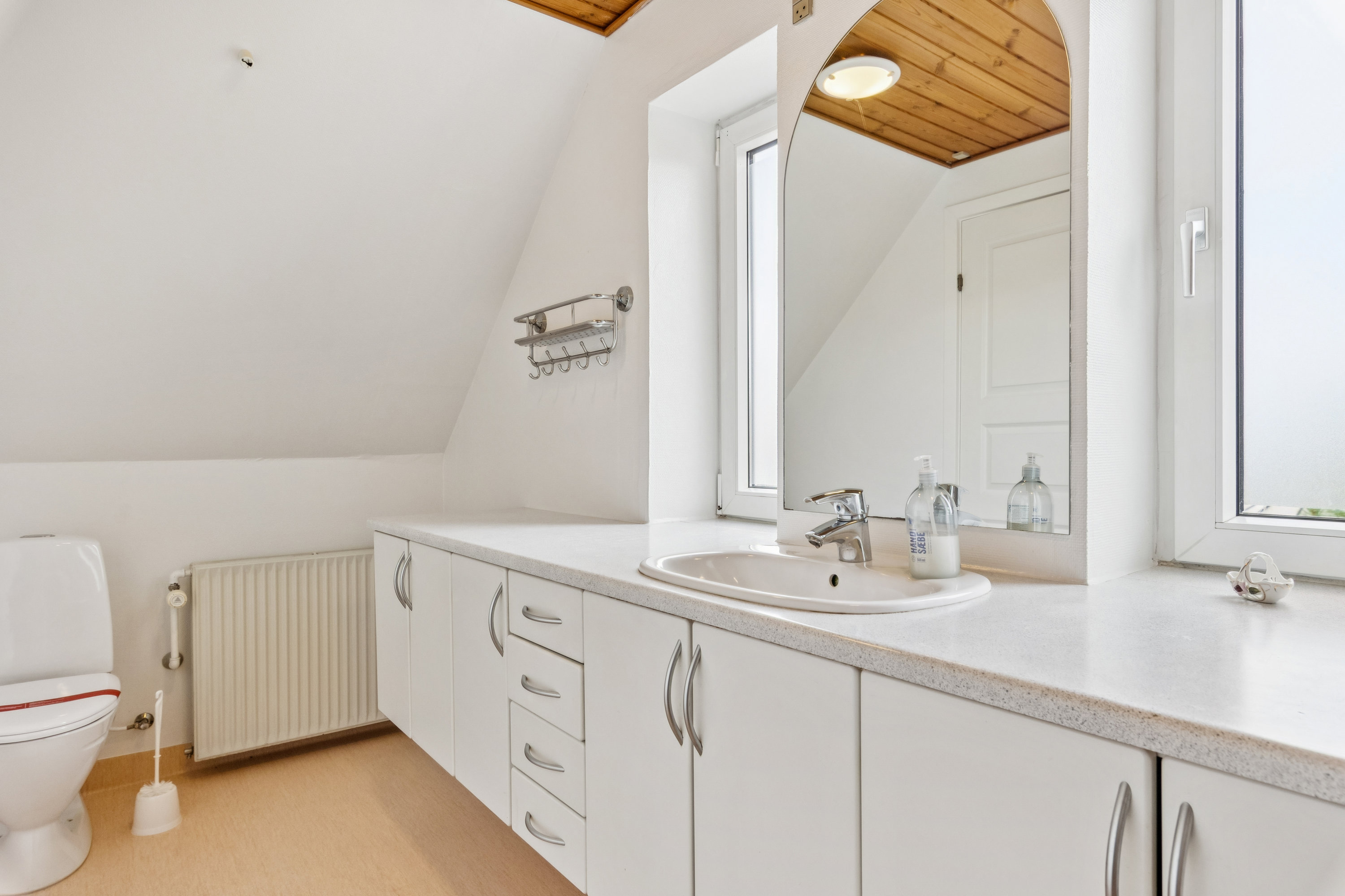 Fremhævet badeværelse billede i fuldskærmstilstand. Billede af Gl Krovej 1, Øster Hurup, 9560 Hadsund