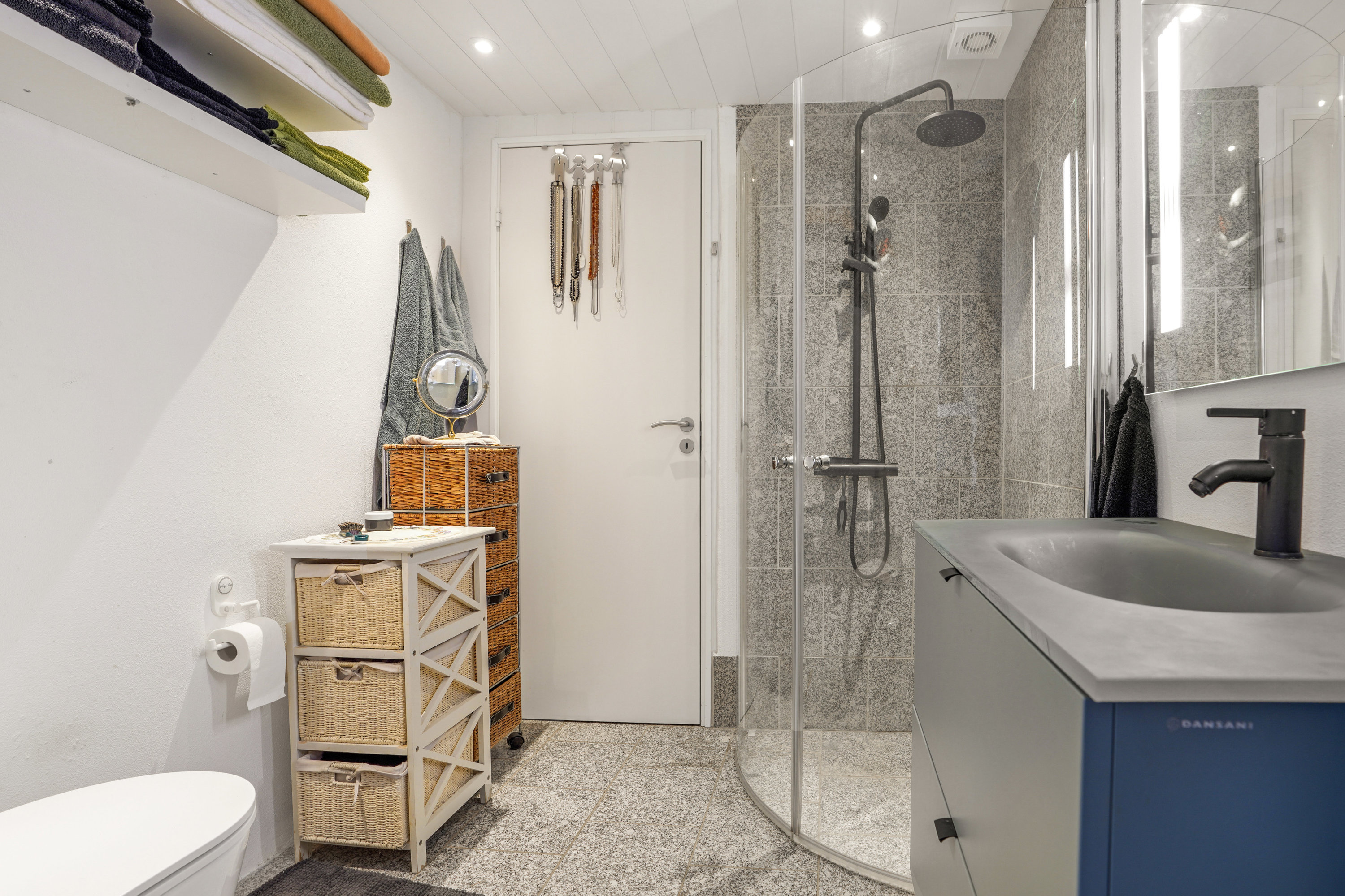 Fremhævet badeværelse billede i fuldskærmstilstand. Billede af Kamillavej 4, Strib, 5500 Middelfart