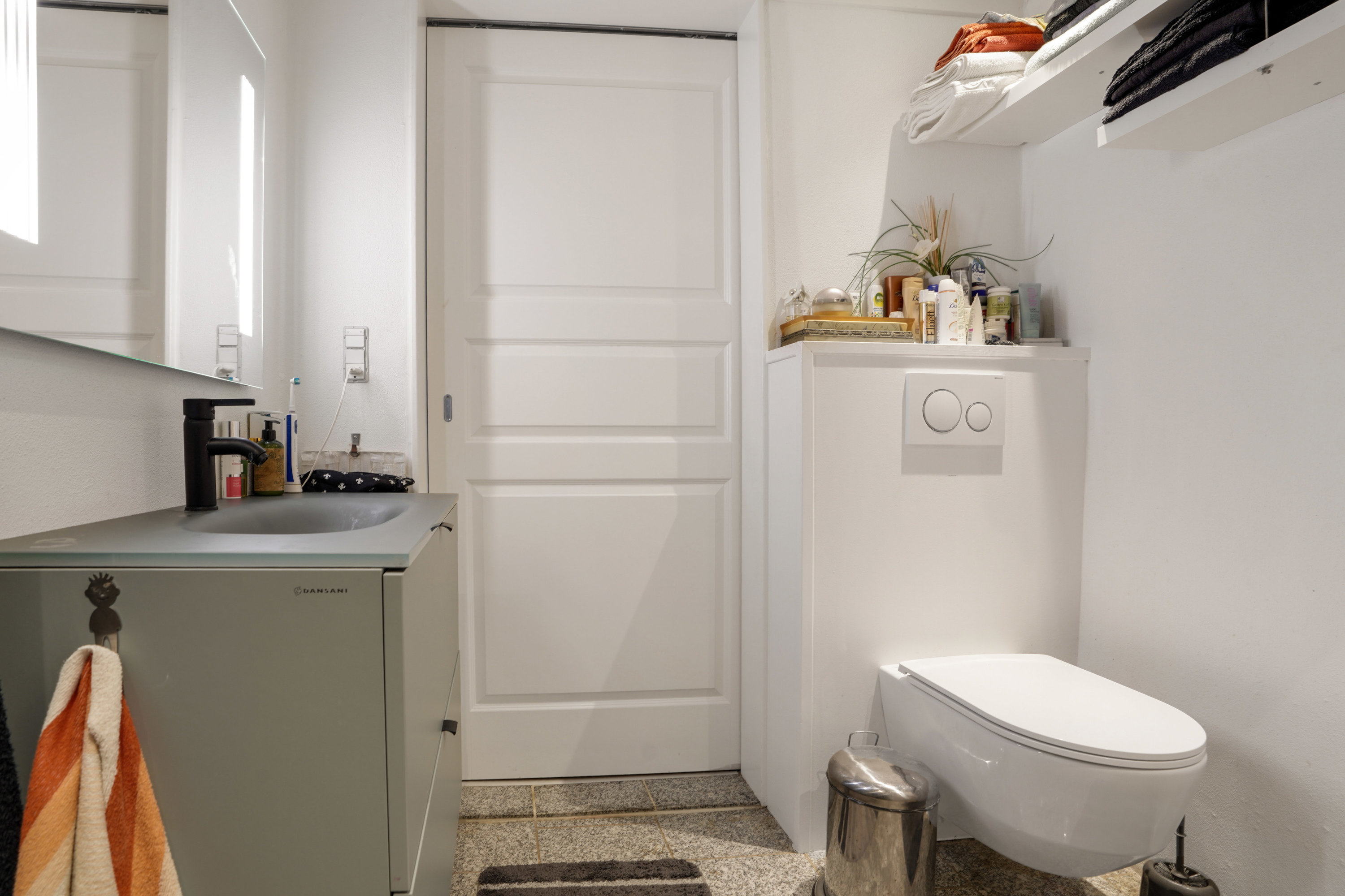 Fremhævet toilet billede i fuldskærmstilstand. Billede af Kamillavej 4, Strib, 5500 Middelfart