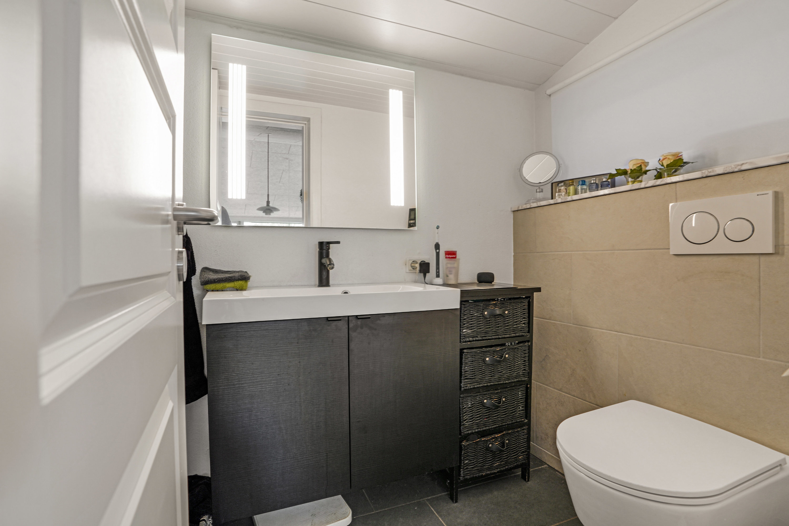 Fremhævet toilet billede i fuldskærmstilstand. Billede af Kamillavej 4, Strib, 5500 Middelfart