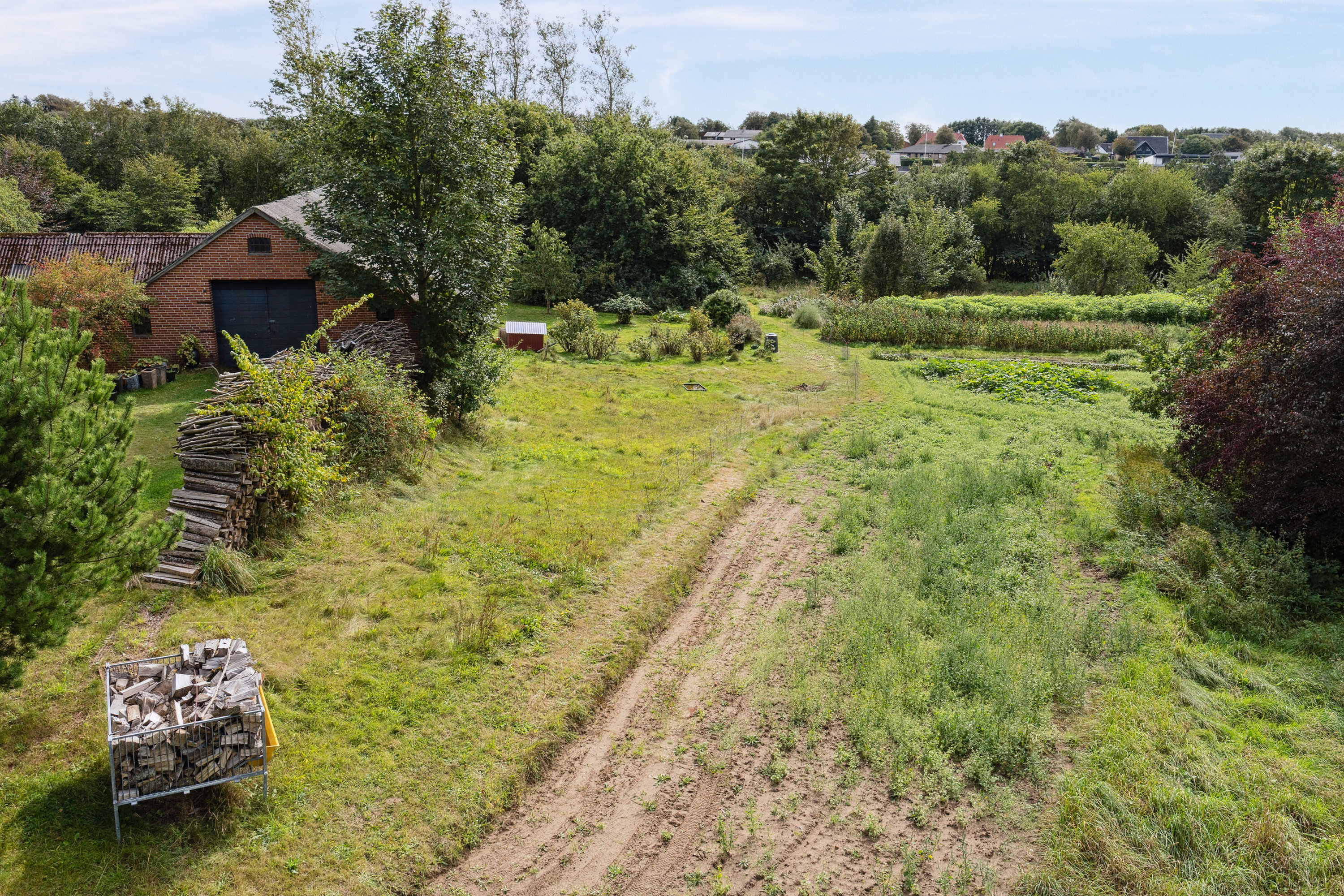 Fremhævet set fra haven billede i fuldskærmstilstand. Billede af Bagterpvej 204, 9800 Hjørring