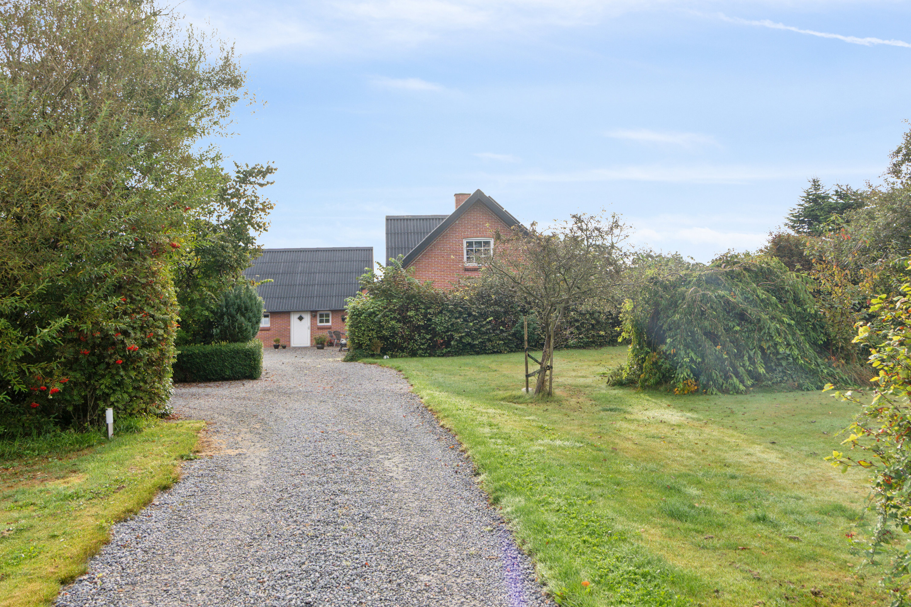 Miniaturebillede 1: set fra vejen. Billede af Troldhøjvej 2, Skjoldborg, 7700 Thisted