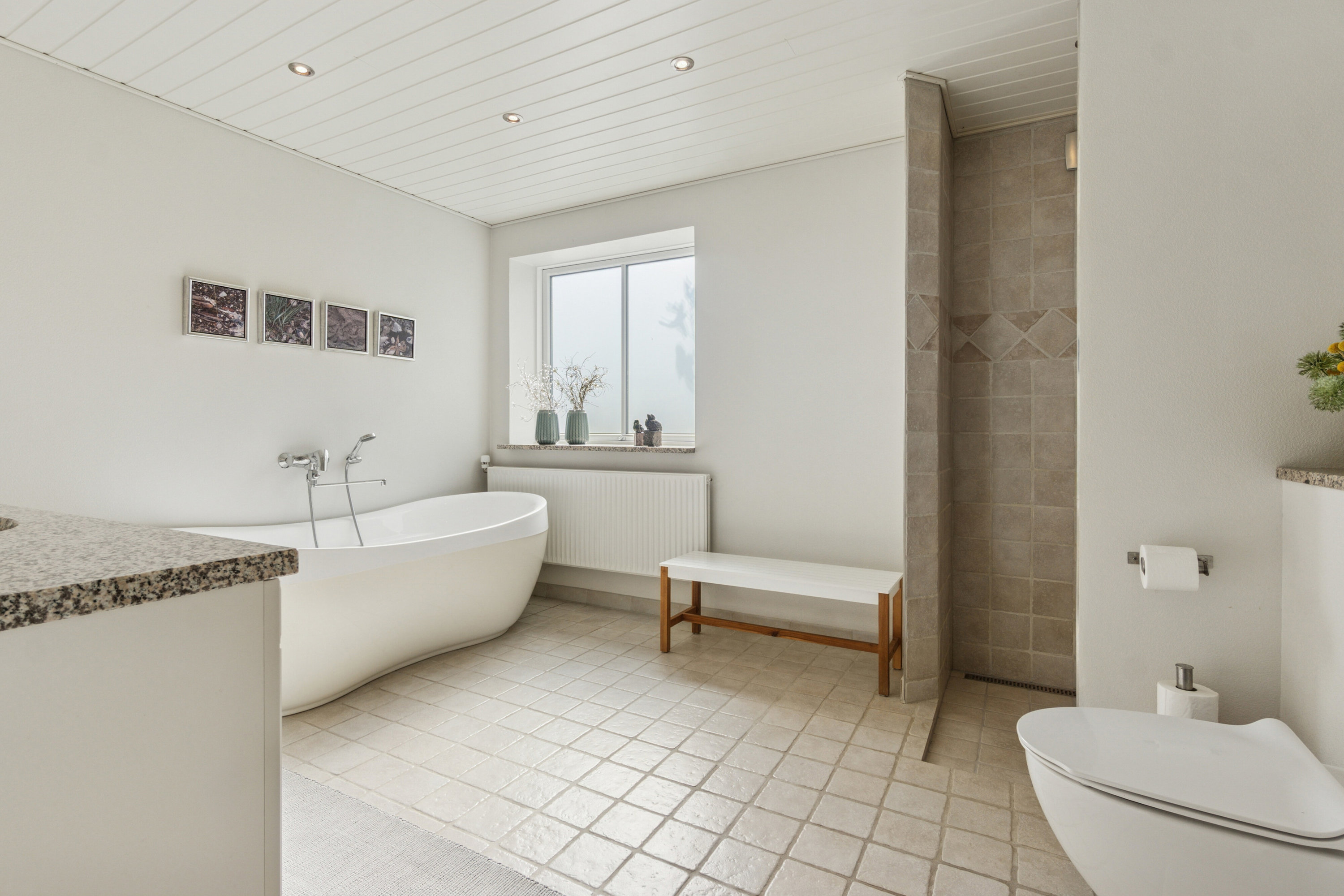 Fremhævet badeværelse billede i fuldskærmstilstand. Billede af Frimervej 1, 7742 Vesløs