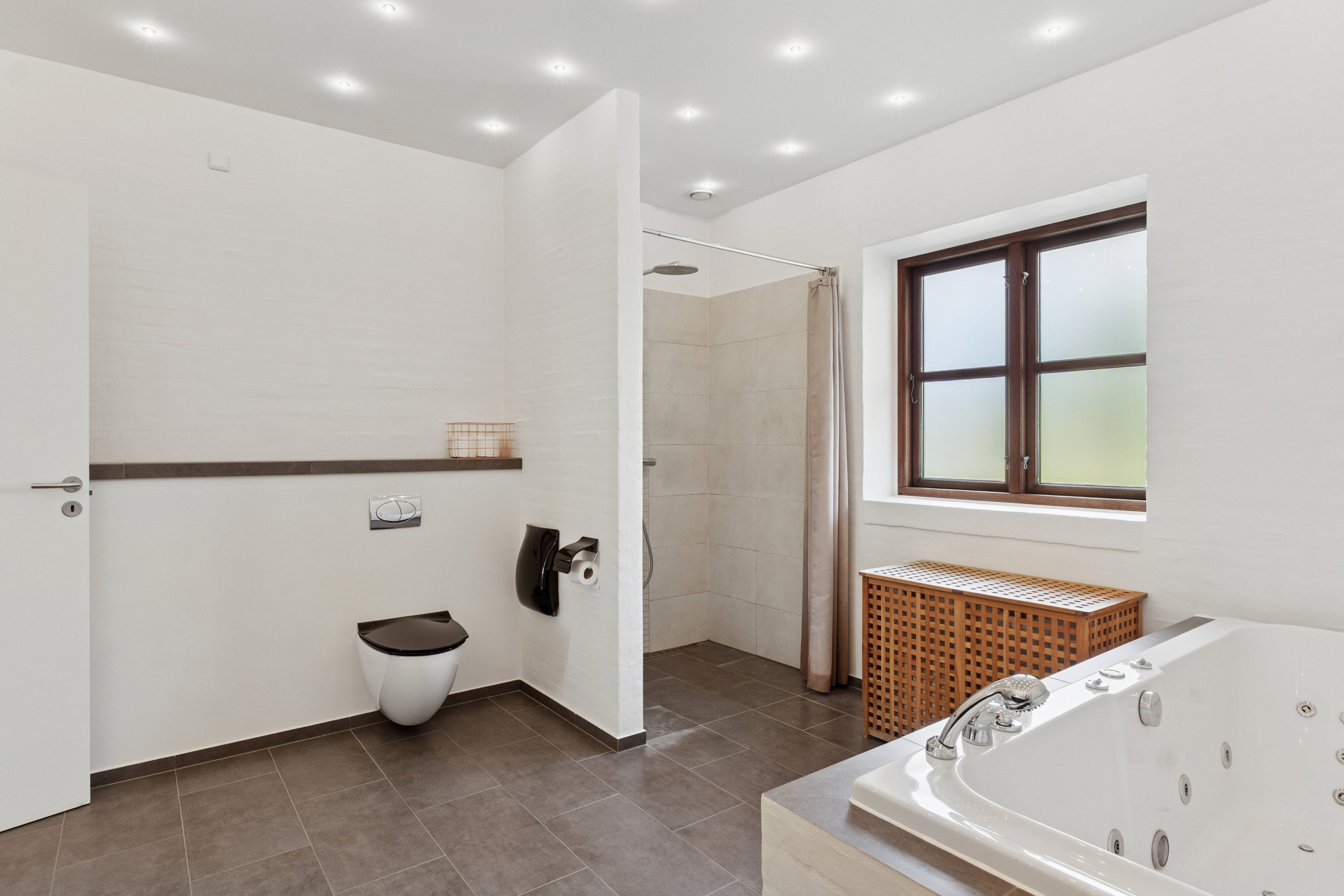 Fremhævet badeværelse billede i fuldskærmstilstand. Billede af Mosegårdvej 6, Balslev, 5592 Ejby