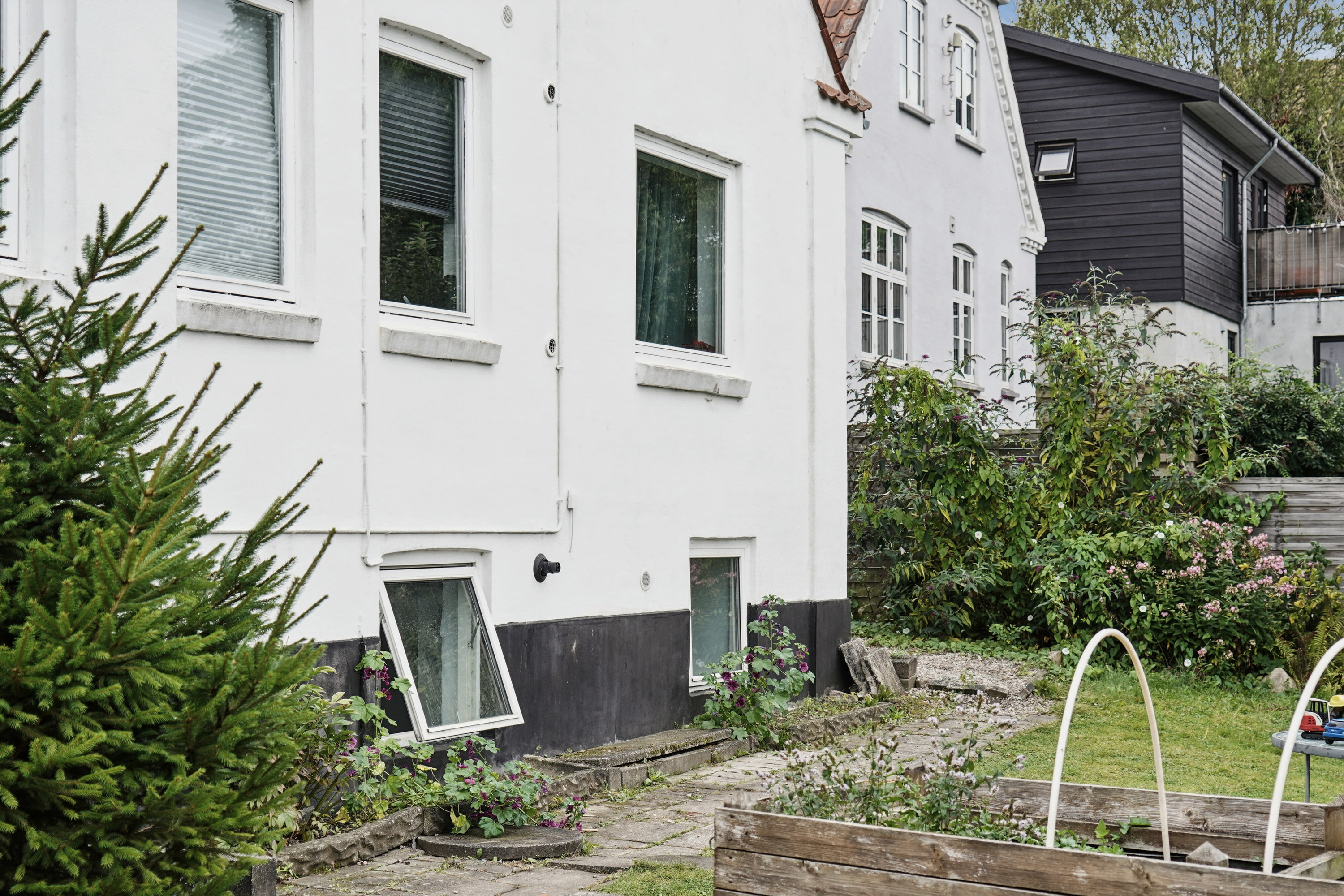 Fremhævet udendørs billede i fuldskærmstilstand. Billede af Nordre Banevej 8, st.. +1., 4300 Holbæk