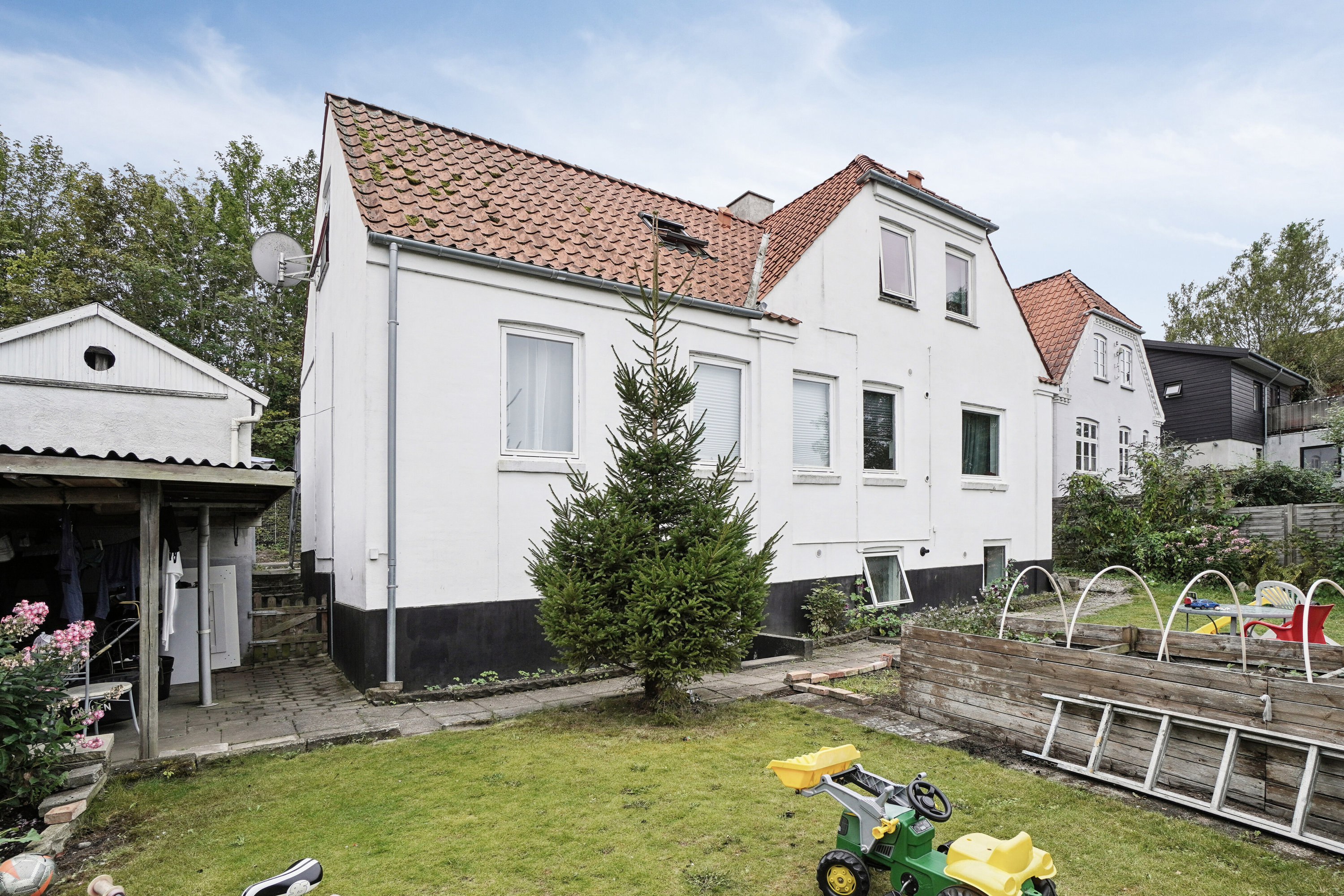 Fremhævet set fra haven billede i fuldskærmstilstand. Billede af Nordre Banevej 8, st.. +1., 4300 Holbæk