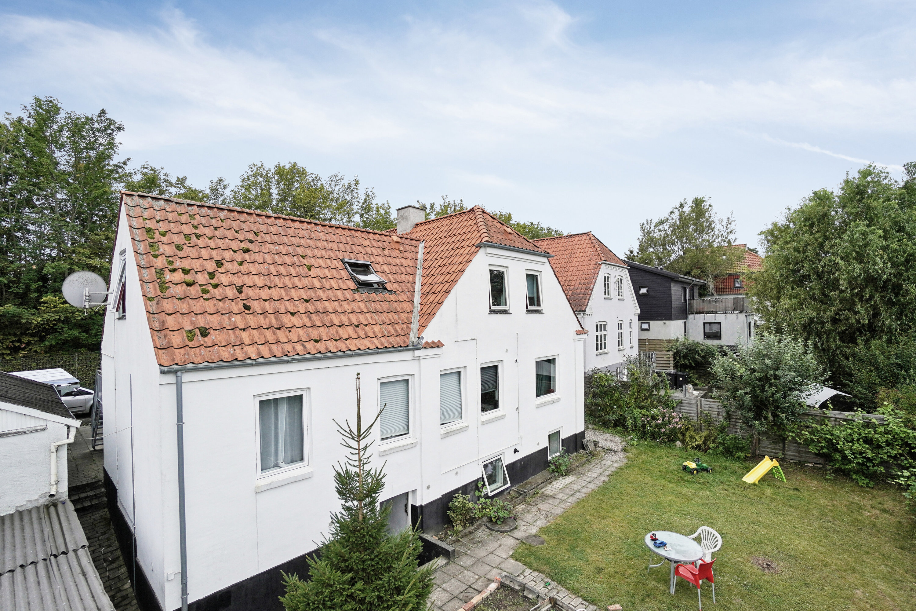 Fremhævet set fra haven billede i fuldskærmstilstand. Billede af Nordre Banevej 8, st.. +1., 4300 Holbæk