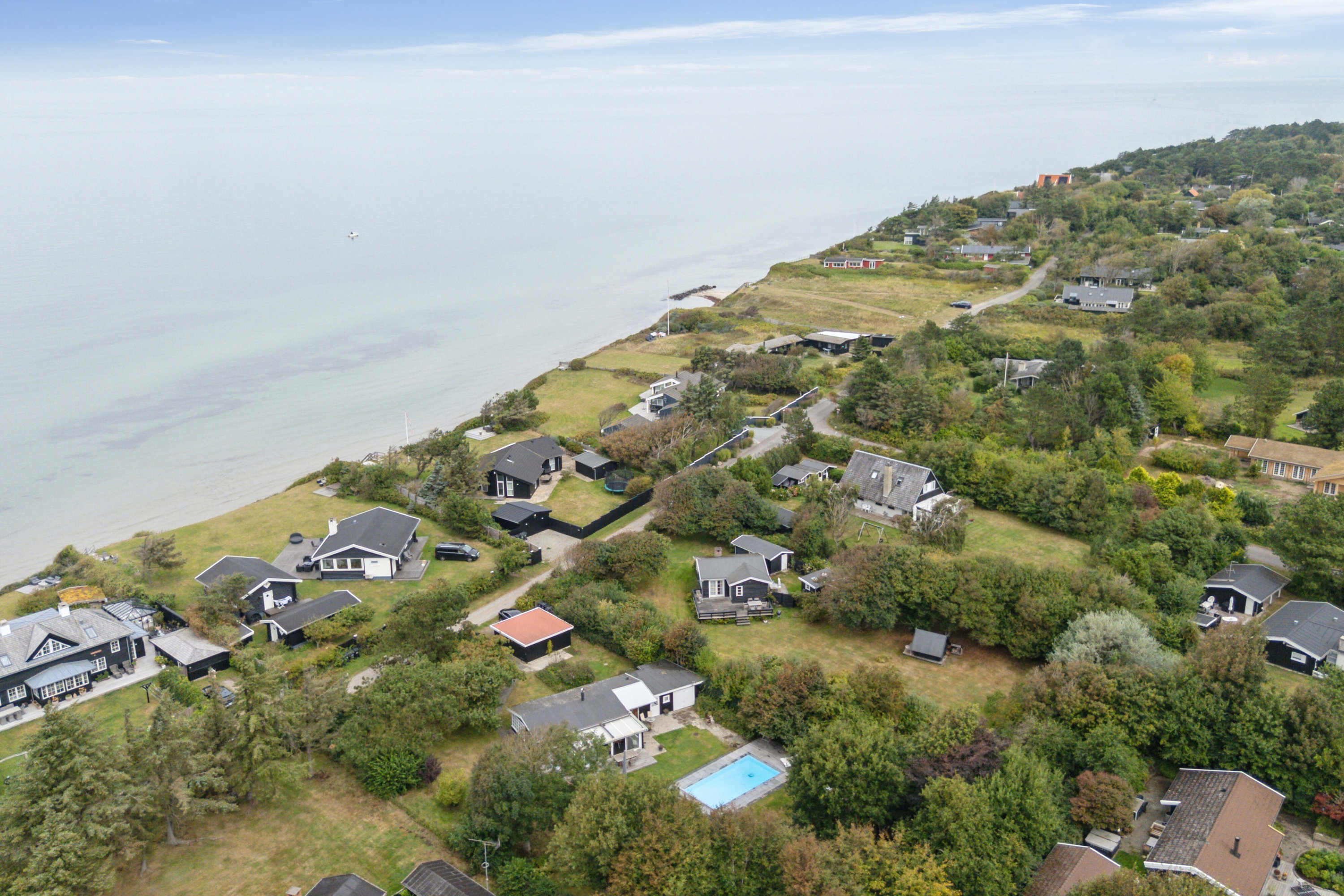 Fremhævet luftfoto billede i fuldskærmstilstand. Billede af Klintevej 28, Hald Strand, 3390 Hundested