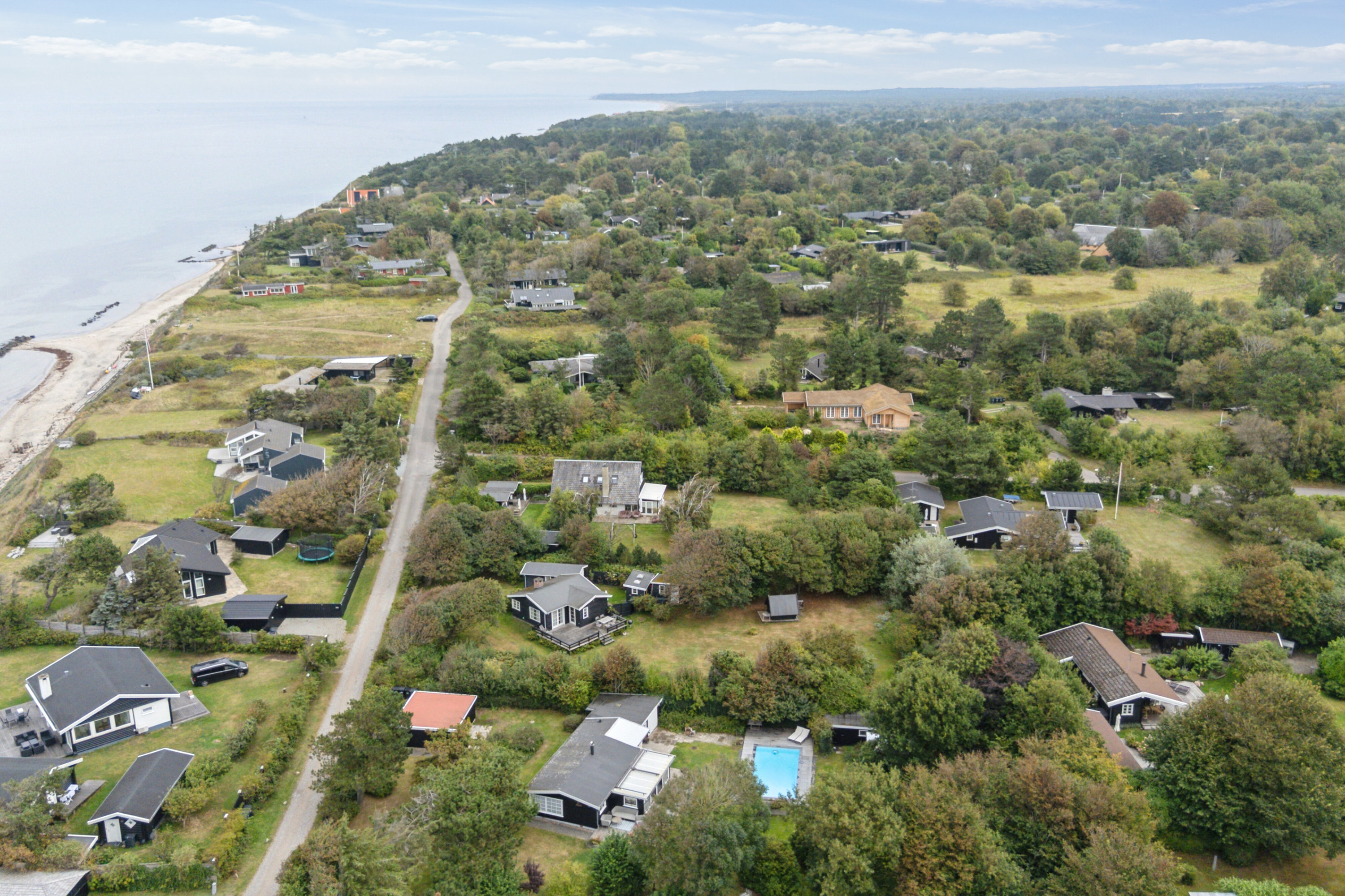 Fremhævet luftfoto billede i fuldskærmstilstand. Billede af Klintevej 28, Hald Strand, 3390 Hundested