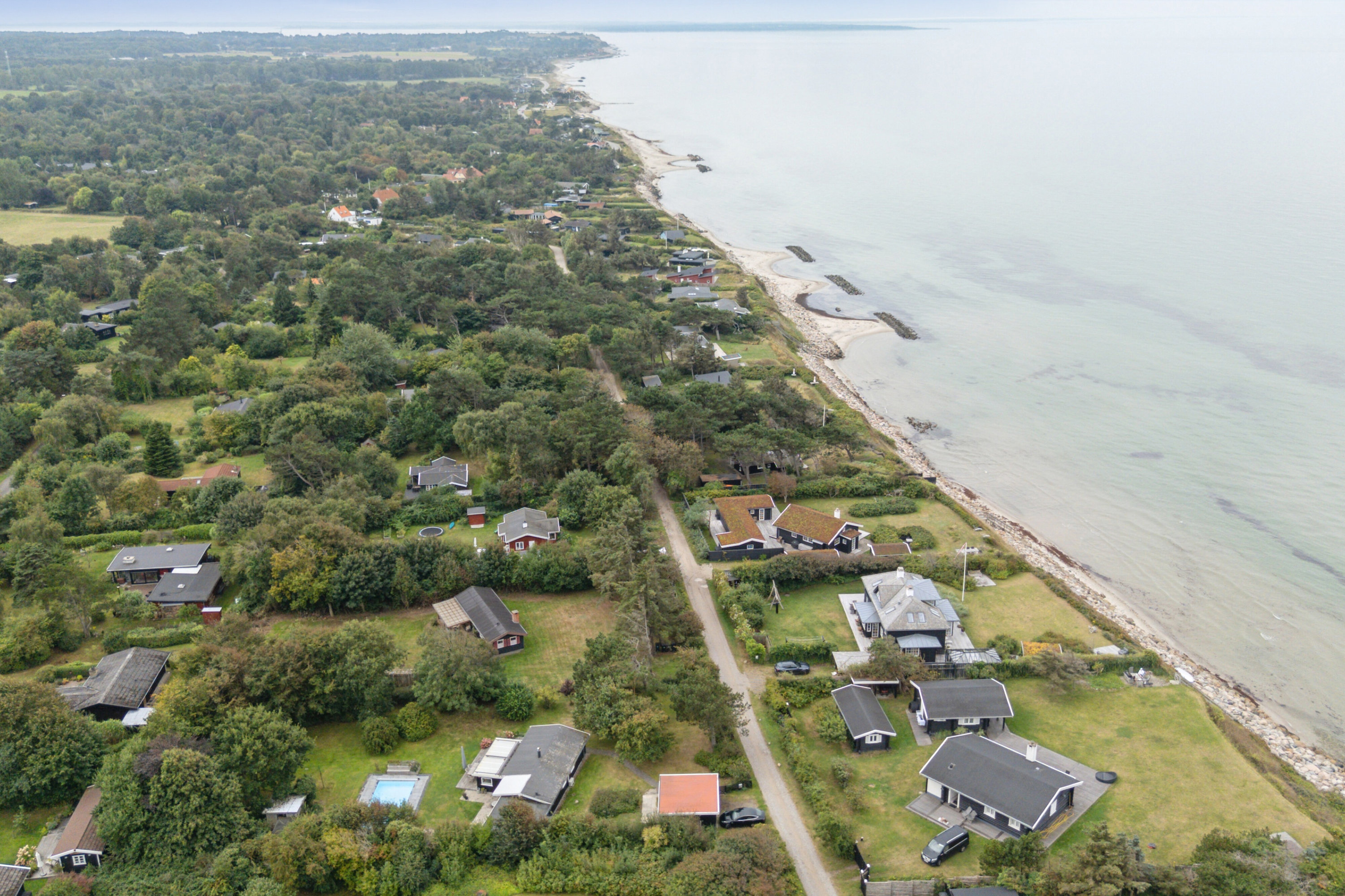 Fremhævet luftfoto billede i fuldskærmstilstand. Billede af Klintevej 28, Hald Strand, 3390 Hundested