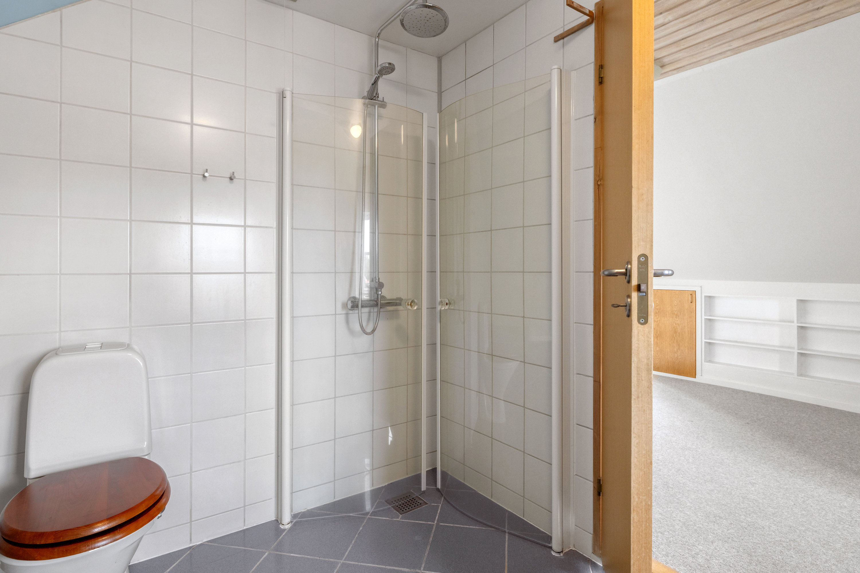 Fremhævet badeværelse billede i fuldskærmstilstand. Billede af Østerbyvej 1D, 8310 Tranbjerg J