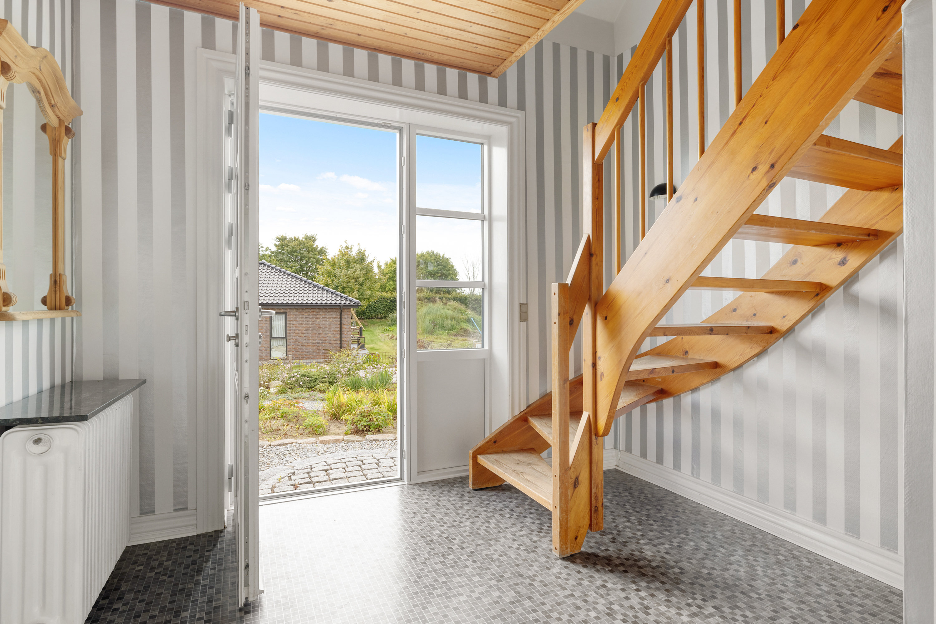 Fremhævet entré billede i fuldskærmstilstand. Billede af Østerbyvej 1D, 8310 Tranbjerg J