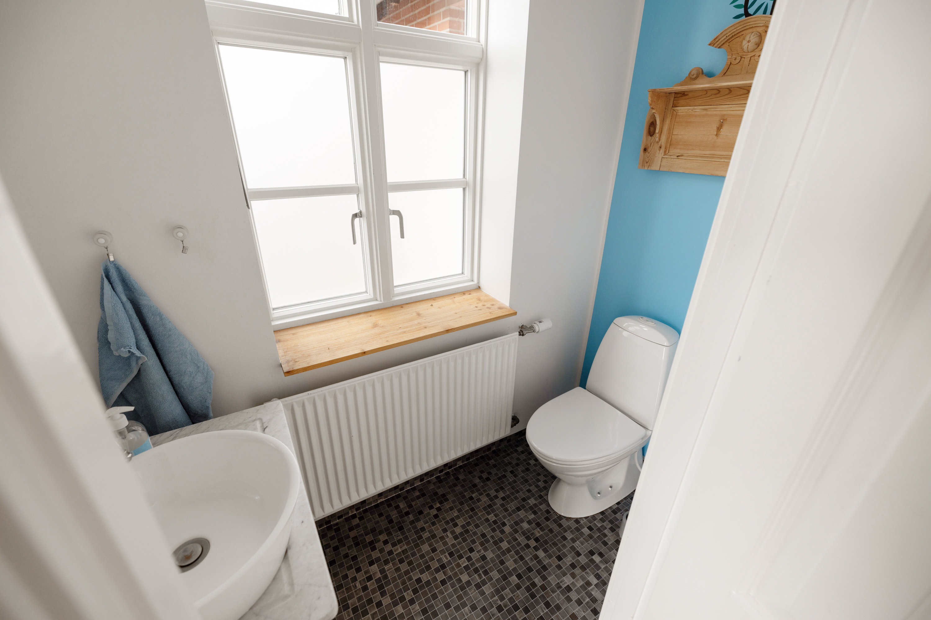 Fremhævet toilet billede i fuldskærmstilstand. Billede af Østerbyvej 1D, 8310 Tranbjerg J