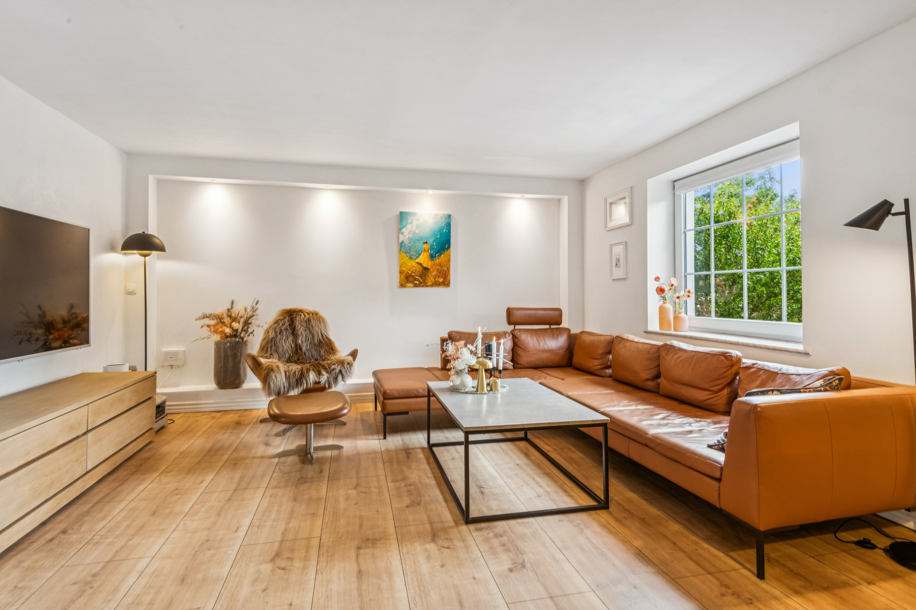 Fremhævet stue billede i fuldskærmstilstand. Billede af Højmarken 1, 9270 Klarup