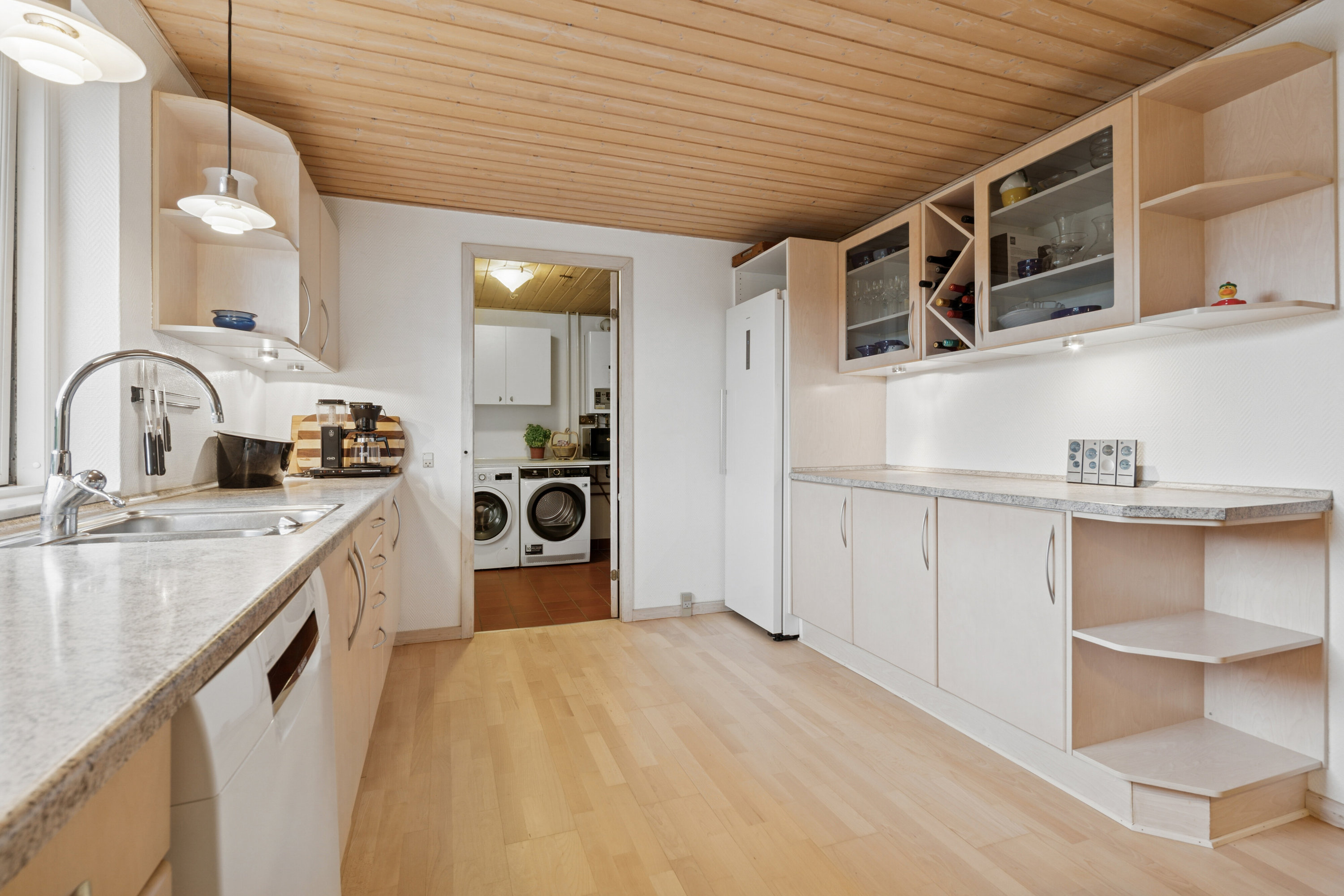 Fremhævet køkken billede i fuldskærmstilstand. Billede af Mosevænget 2, Snoldelev, 4621 Gadstrup