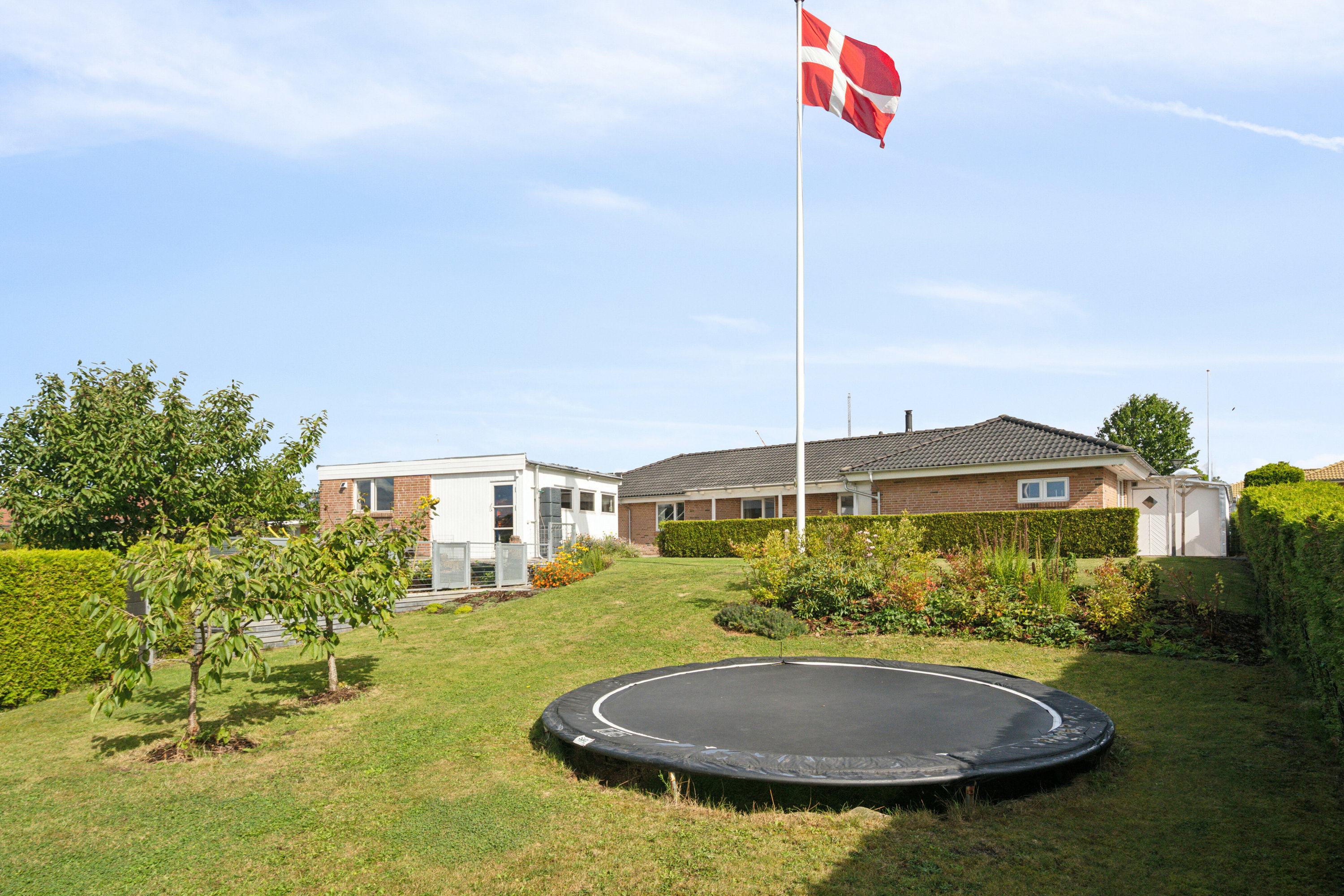 Miniaturebillede 1: ejendomme set fra haven. Billede af Midtkobbel 46, Kollund, 6340 Kruså