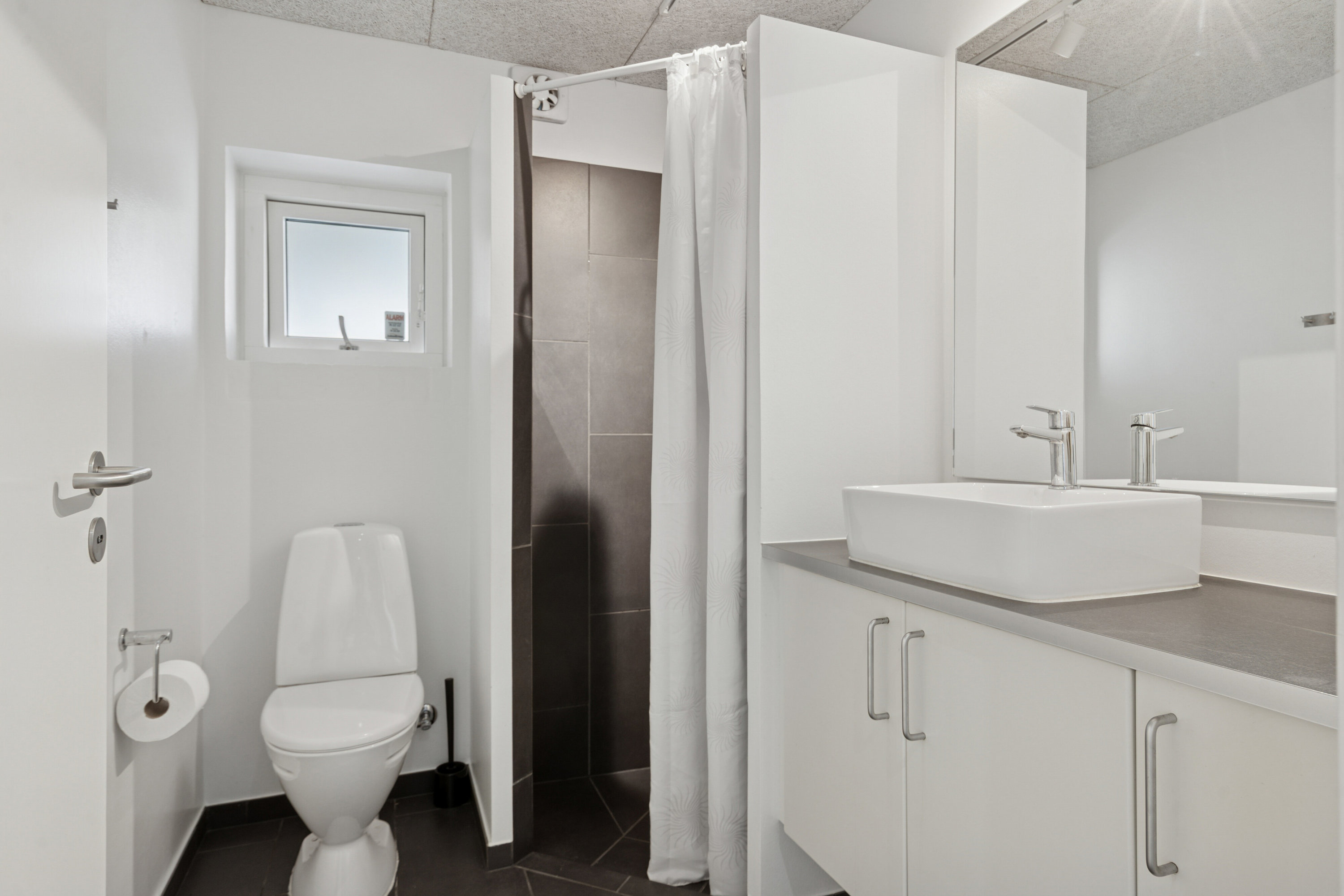 Fremhævet badeværelse billede i fuldskærmstilstand. Billede af Midtkobbel 46, Kollund, 6340 Kruså