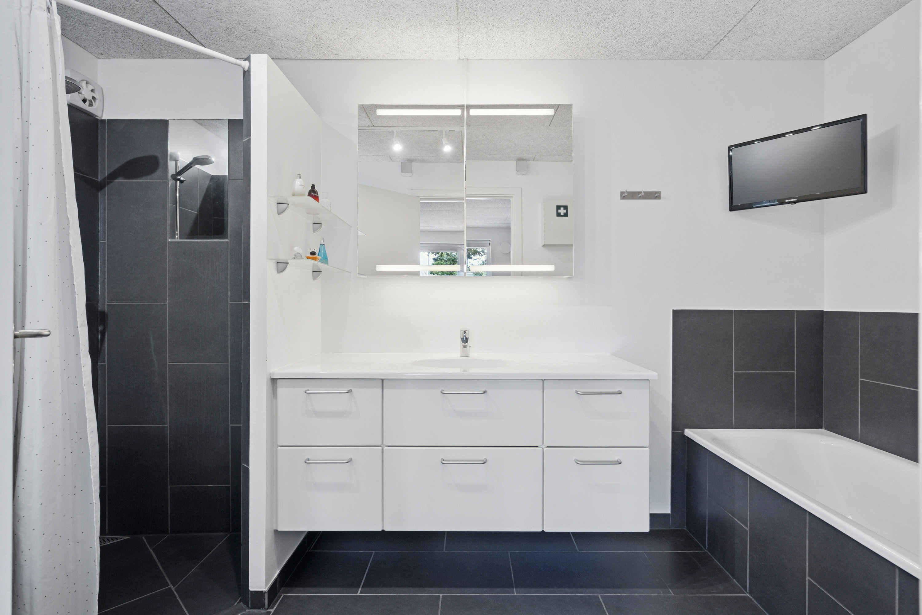 Fremhævet badeværelse billede i fuldskærmstilstand. Billede af Midtkobbel 46, Kollund, 6340 Kruså