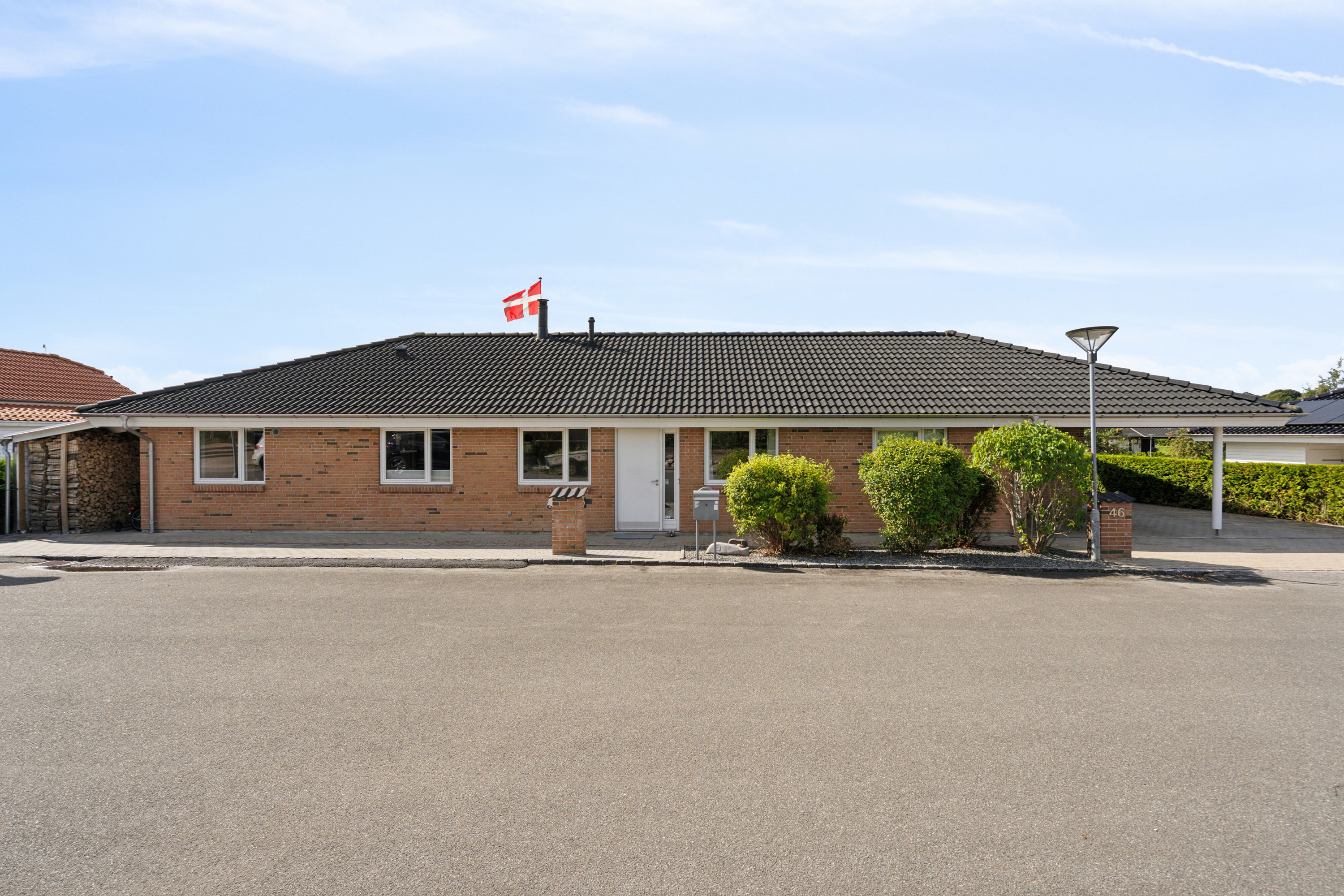 Fremhævet ejendommen set fra vejen billede i fuldskærmstilstand. Billede af Midtkobbel 46, Kollund, 6340 Kruså