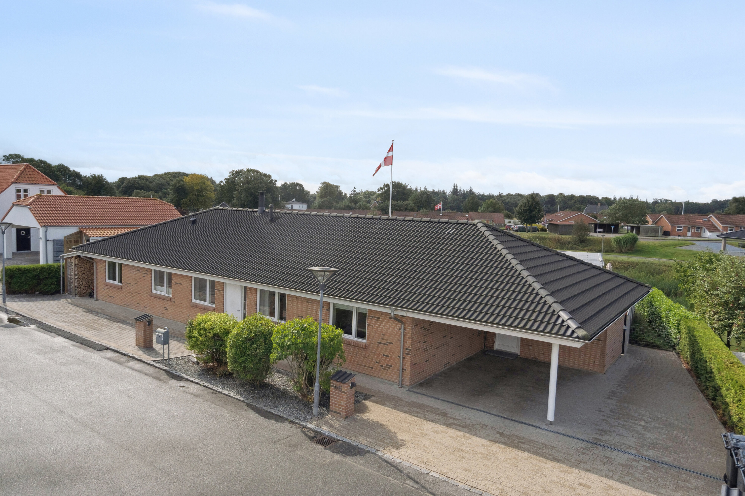 Fremhævet ejendommen set fra vejen billede i fuldskærmstilstand. Billede af Midtkobbel 46, Kollund, 6340 Kruså