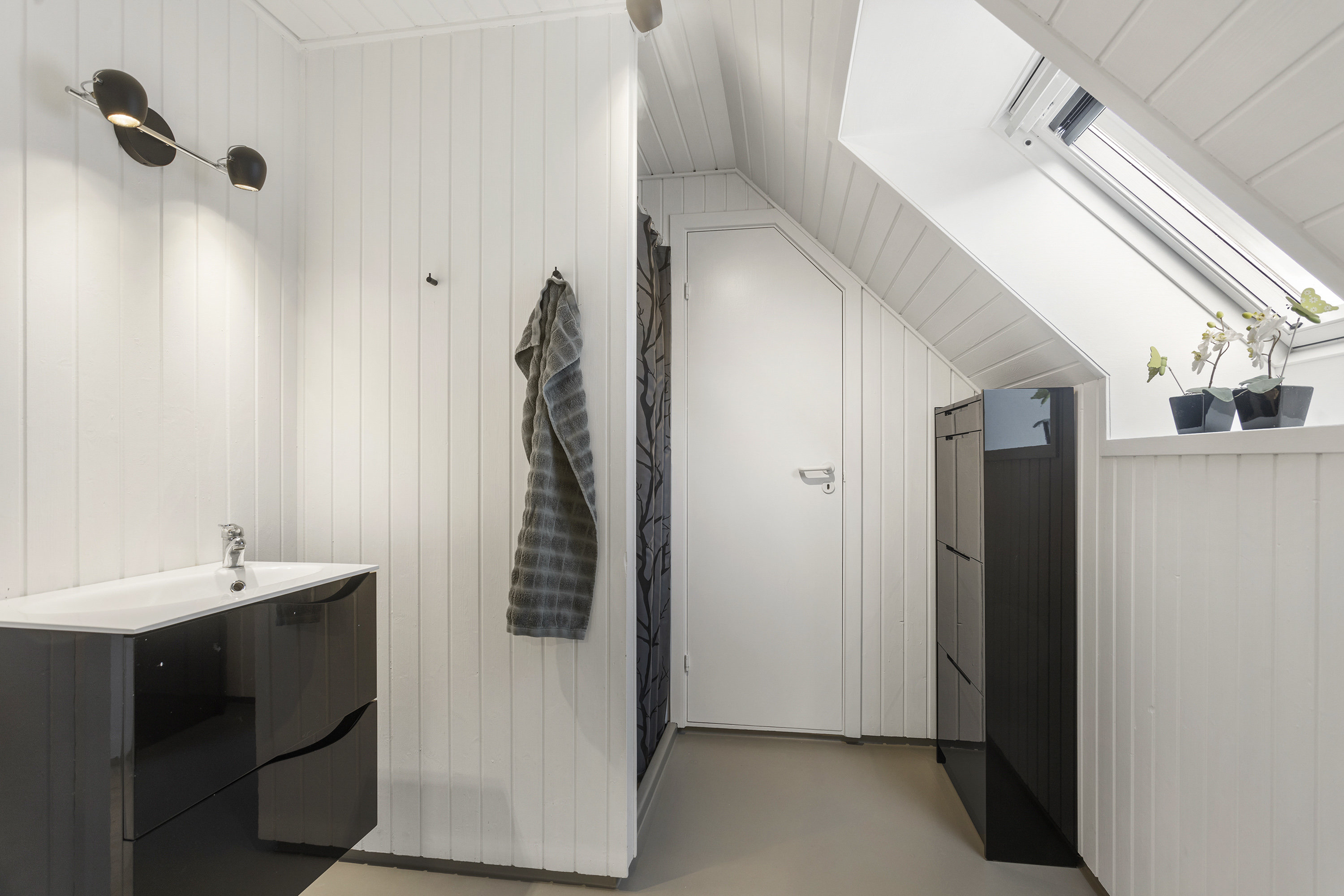 Fremhævet badeværelse billede i fuldskærmstilstand. Billede af Grønspættevej 10, 9800 Hjørring