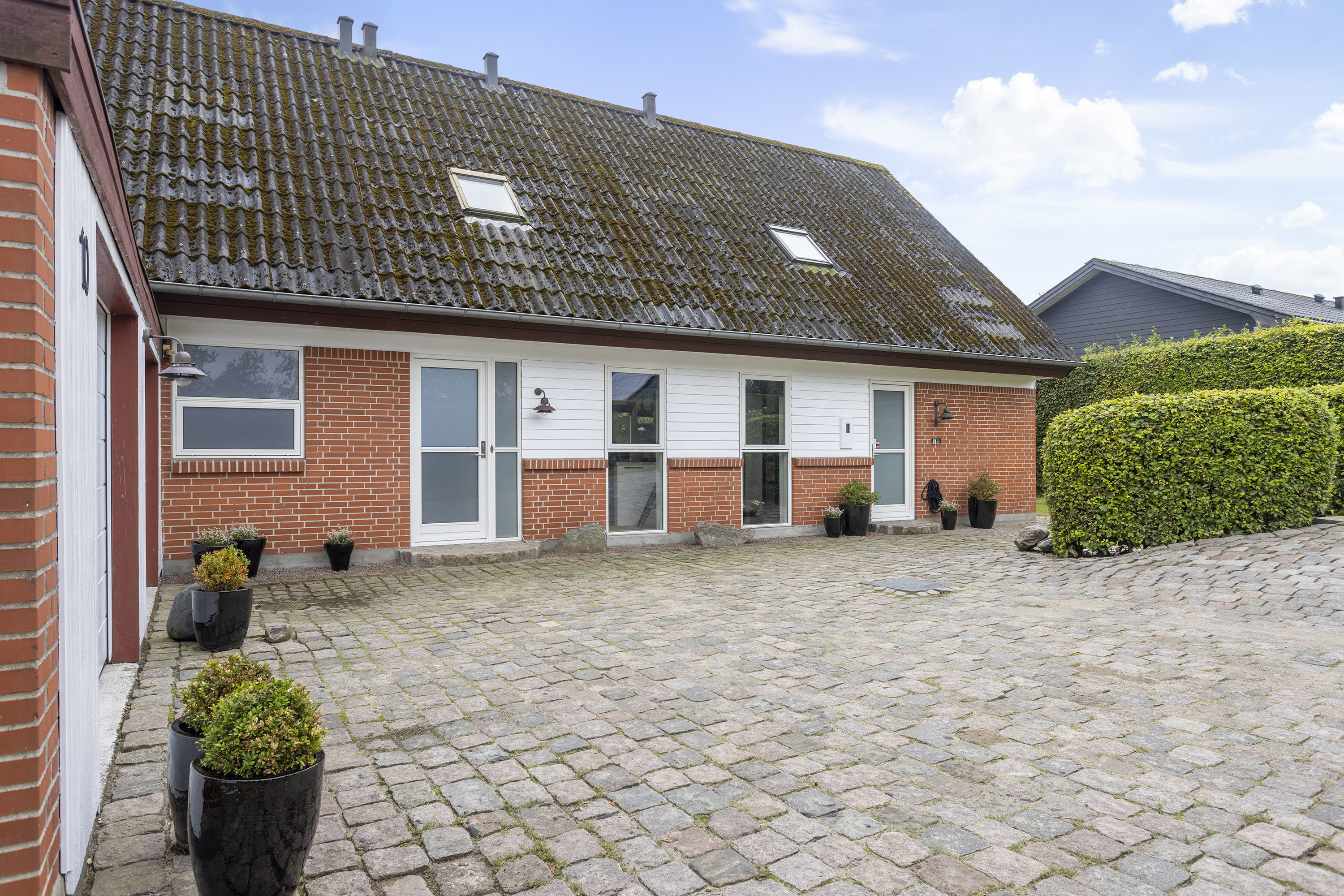 Fremhævet facade billede i fuldskærmstilstand. Billede af Grønspættevej 10, 9800 Hjørring