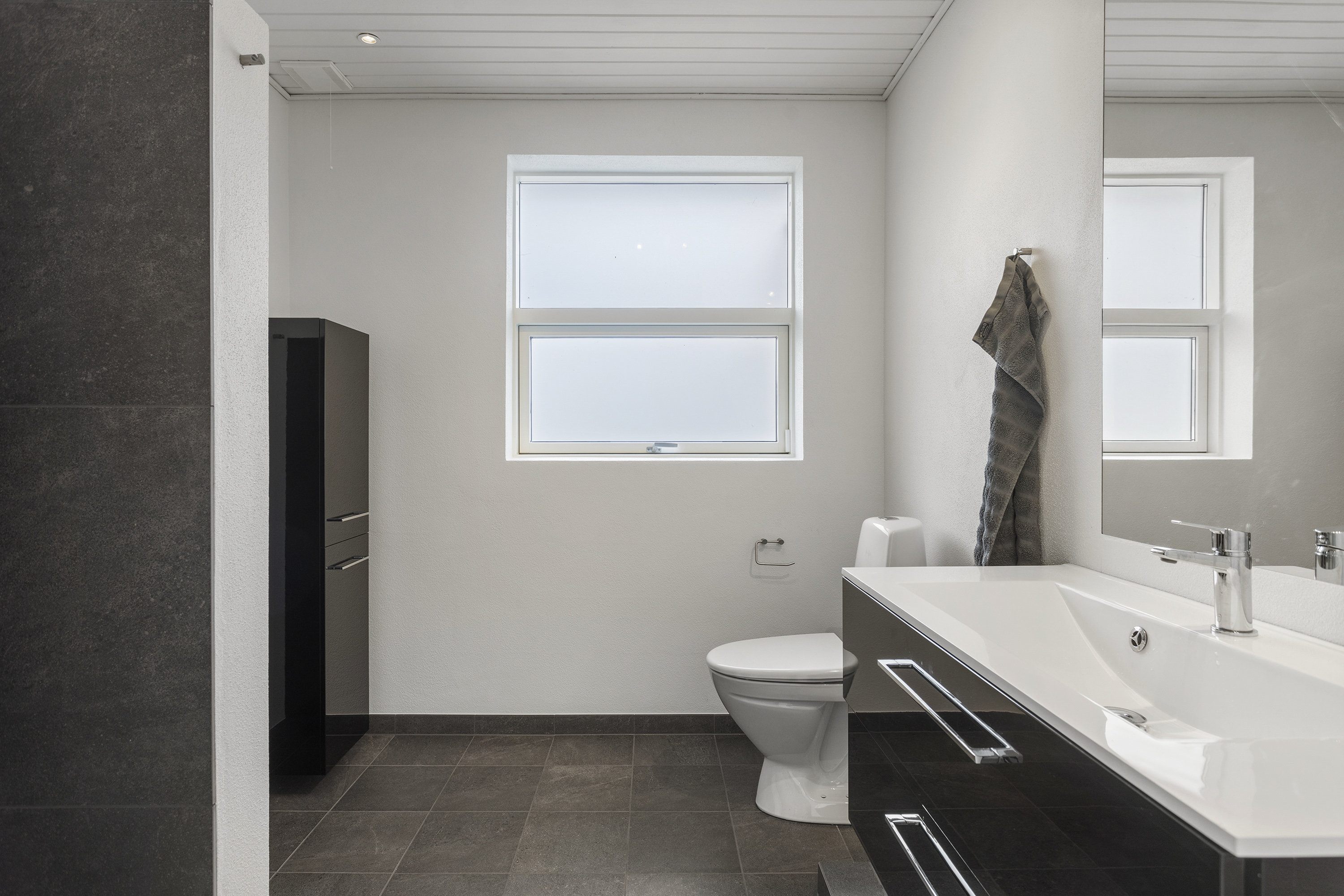 Fremhævet badeværelse billede i fuldskærmstilstand. Billede af Grønspættevej 10, 9800 Hjørring