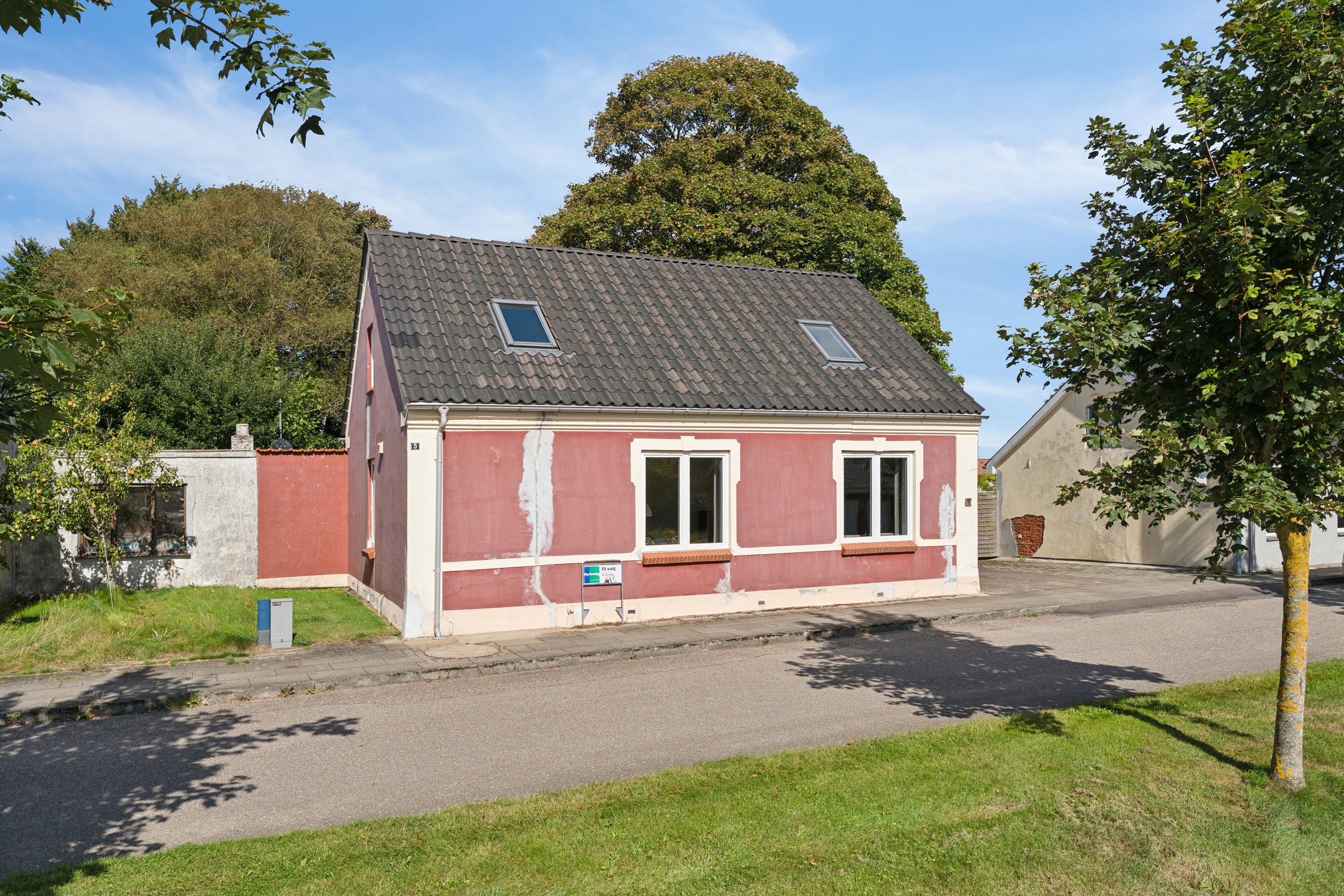 Fremhævet set fra vejen billede i fuldskærmstilstand. Billede af Jernbanevej 5, 7441 Bording